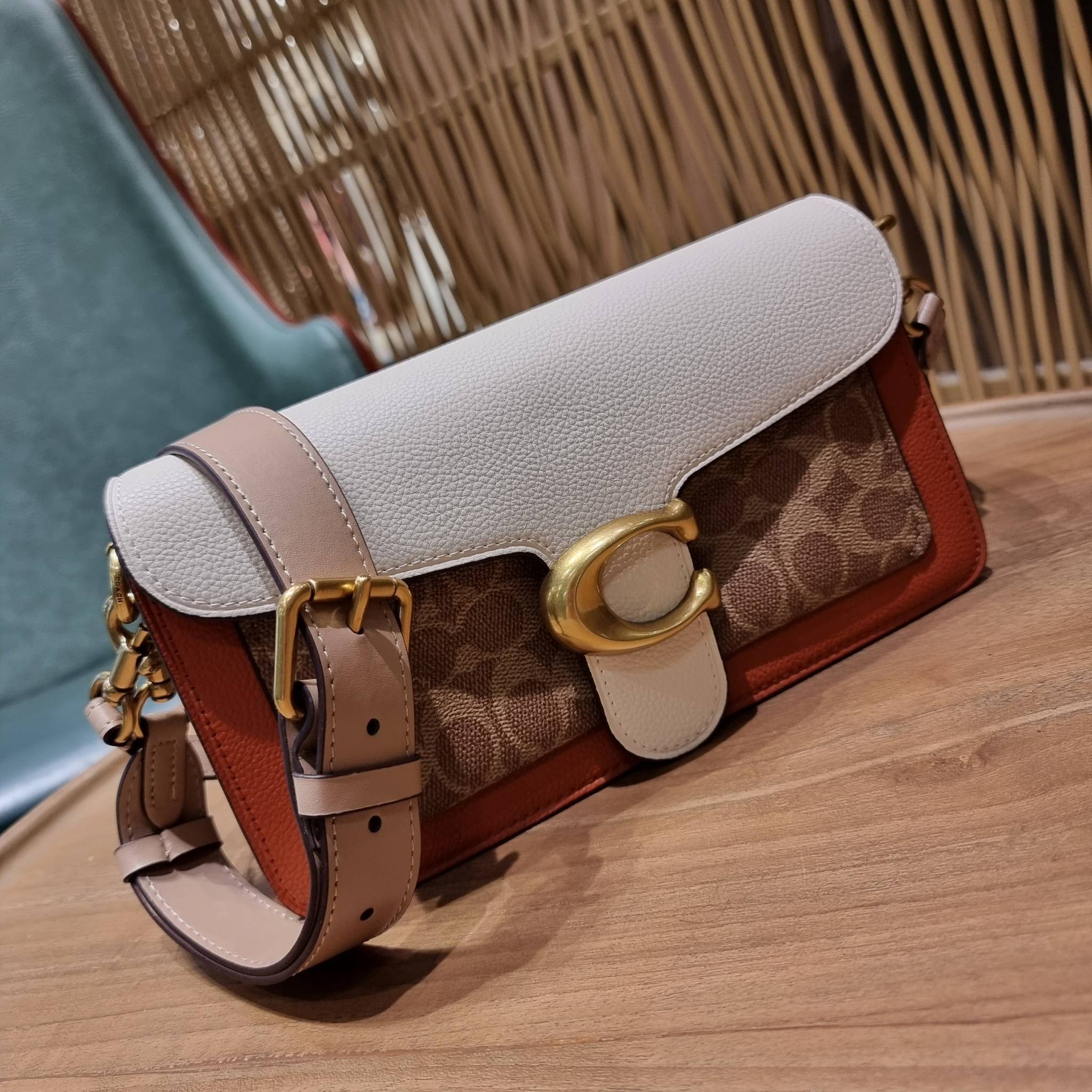 COACH TABBY SHOULDER BAG 26 IN SIGNATURE CANVAS WITH BEADCHAIN (6793,91215) กระเป๋าสะพายไหล่ ดีไซน์วินเทจย้อนยุค สวยคมชัด คลาสสิคใช้ได้ทุกลุค วัสดุหนังแท้สลับหนังแคนวาสเคลือบลาย เปิด-ปิดด้วยแม่เหล็กในตัว รับรองแน่นหนา ด้านหลังมีช่องแยก ภายในเป็นช่องโล่ง ข