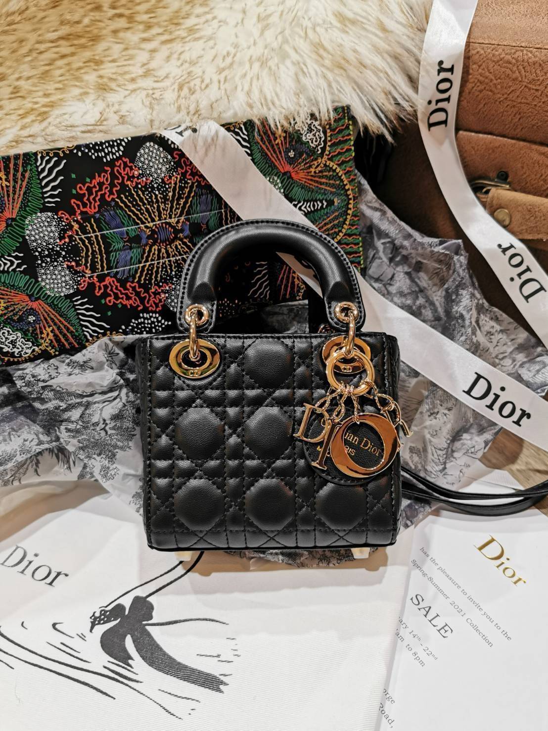 CHRISTIAN DIOR MINI BAG VIP GIFT WITH PURCHASE (GWP) พรีเมี่ยมกิ้ฟ Limited Edition จาก DIOR DUTYFREE COUNTER วัสดุหนังแท้ Calfskin ทรงเหลี่ยมหนังสวยหรูอยู่ทรงขึ้นลายเอกลักษณ์แบรนด์ ประดับTAGห้อยโลโก้แบรนด์อะไหล่ทองด้านหน้า เปิดปิดด้วยฝาปิด ภายในโล่งมีโลโก