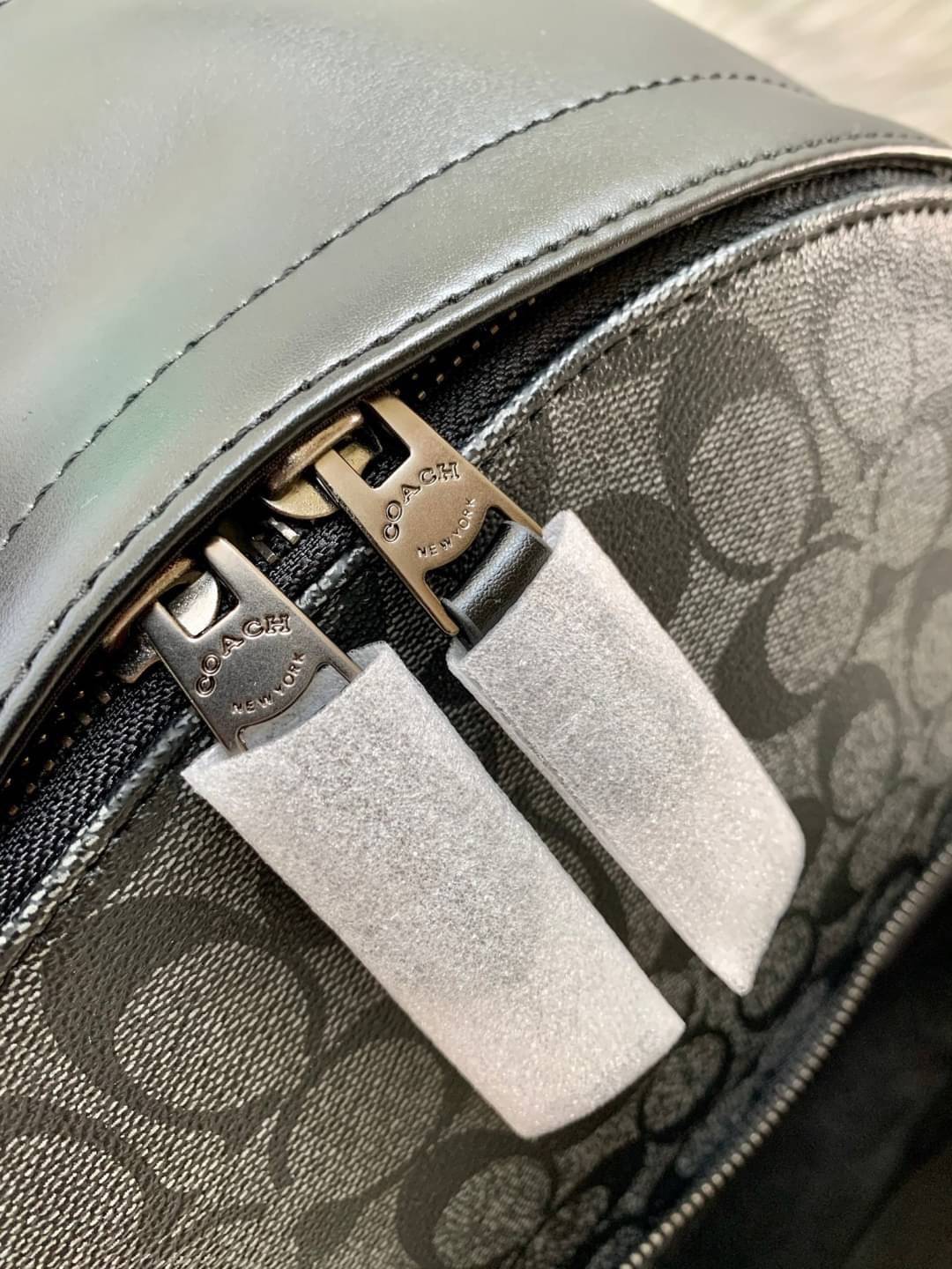 OUTLET 】New in!! 🌈ใบใหญ่ คุ้มค่าทีเดียวค่ะ🌈 COACH WEST BACKPACK IN SIGNATURE((2736)) พร้อมส่งที่ไทย สินค้าเข้าใหม่ค่ะ!! กระเป๋าสะพายหลัง มีหูหิ้ว หนังแท้นิ่ม ใบใหญ่ใส่จุมากกค่า! มีช่องซิปตอนหน้า2ช่อง; ช่องหลัก2ช่องใหญ่ โล่งลึก จุของได้มากท