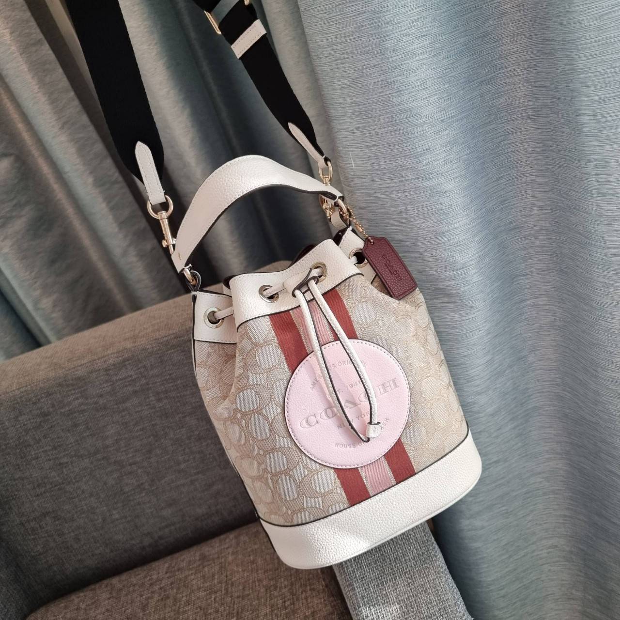 OUTLET 】COACH DEMPSEY DRAWSTRING BUCKET BAG IN SIGNATURE JACQUARD WITH STRIPE AND COACH PATCH C4101 C4102 พี่สาวใบใหญ่สุดสวยมาแล้วจ้า!! กระเป๋าทรงถังไซส์ใหญ่ ที่สาวๆรอคอย ใช้งานง่ายด้วยการรูดหนังปิดรอบปากกระเป๋า ทุกอย่างลงตัวที่สุด!! โดดเด่นด้วยลวดลายสีสั