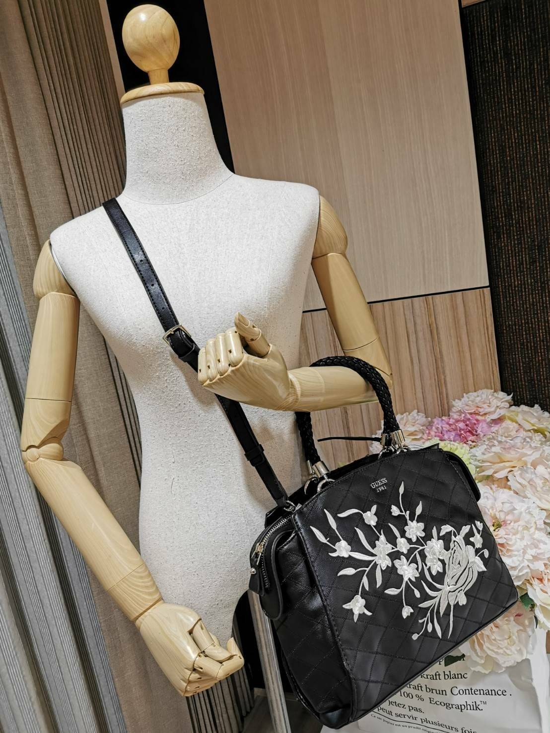 GUESS WOMAN CROSS BODY BAG กระเป๋าถือ/สะพายรุ่นใหม่ล่าสุดจาก GUESS FACTORY หนังสวยอยู่ทรงขนาดกำลังดี น้ำหนักเบา ด้านหน้าประดับโลโก้แบรนด์เปิดปิดด้วยซิปสะดวกใช้ ด้านข้างมีกระดุมปรับขยาย ภายในมีโลโก้ ช่องซิปและช่องใส่ของ ซับในพิมพ์แบรนด์ ใส่กระเป๋าสตางค์ มื