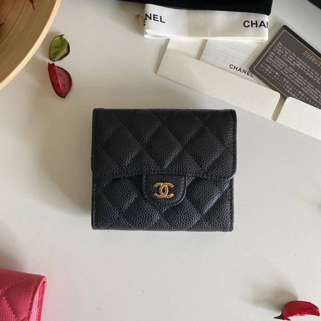 หนังแท้ Chanel Classic small wallet caviar 3 พับ พร้อมส่งที่ไทย รุ่นยอดนิยมไอเท็มฮิตวัสดุหนังแท้คาเวียร์สวยคลาสสิคเปิดปิดด้วยฝาปิดกระดุมด้านหน้ามีโลโก้แบรนด์อะไหล่ทองสวยหรูดูดี ตัวจริงสวยน่าใช้ Chanel mini นาทีนี้กำลัง in สุดๆ ภาพสินค้าถ่ายจากงานขายจริง ใ