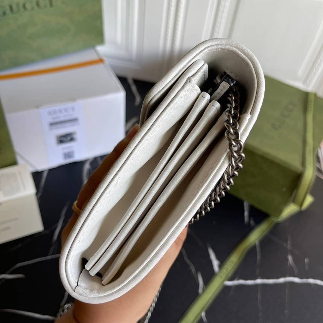 หนังแท้ GG Marmont matelassé mini bag พร้อมส่งที่ไทย GUCCI Wallet on Chain ภาพสินค้าถ่ายจากงานขายจริง รุ่นนี้หนังสวยมากค่ะ ละมุนที่สุด ใส่บัตร ใส่แบงค์ได้ รับรองว่าจะเป็นกระเป๋าที่จะหยิบใช้งานได้บ่อยๆ รับประกันความสวยปังค่าาา