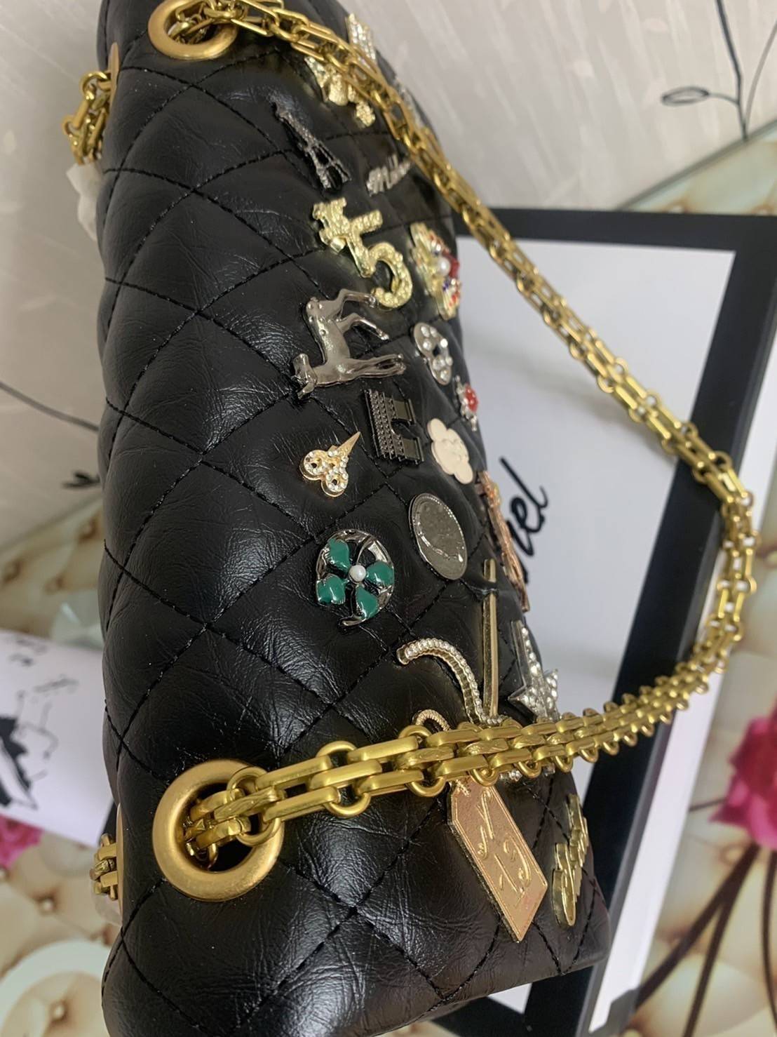 CHANEL ! Chanel Black Quilted Leather Limited Edition Lucky Charm Reissue Classic Bag กระเป๋าทรงคลาสสิคมาใหม่จาก Chanel วัสดุหนังแกะนิ่มกึ่งสังเคราะห์ ดีไซต์เป็นเอกลักษณ์ที่น่าจดจำ ด้านหน้าตกแต่งด้วยรูปสัตว์สิ่งของนำโชค อะไหล่ทอง มาพร้อมสายสะพายโซ่ทักทอเป
