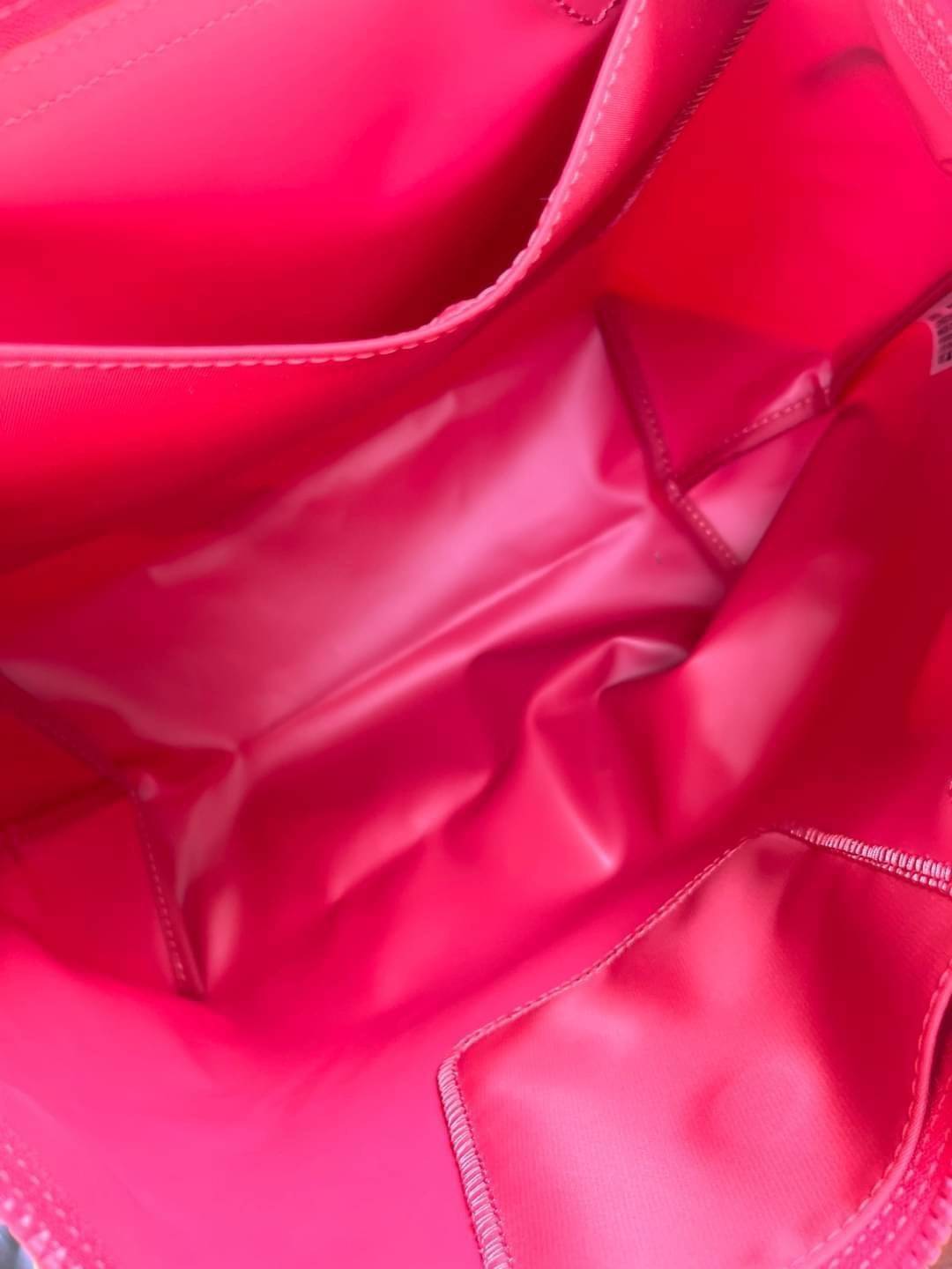 8สี พร้อมส่ง Longchamp LE PLIAGE NÉO TOP HANDLE BAG (medium size) อีกหนึ่งรุ่นยอดนิยม ที่สาวๆ ต้องมีไว้เก็บไว้สักใบ กระเป๋าโท้ทใบนี้ มาพร้อมกับสีที่มีสไตล์เรียบง่าย มีสายสะพายยาวปรับสั้นยาวได้ช่วยให้คุณสามารถสะพายไหล่ได้อย่างสบาย ในตัวสายปักโลโก้อันเป็นสั