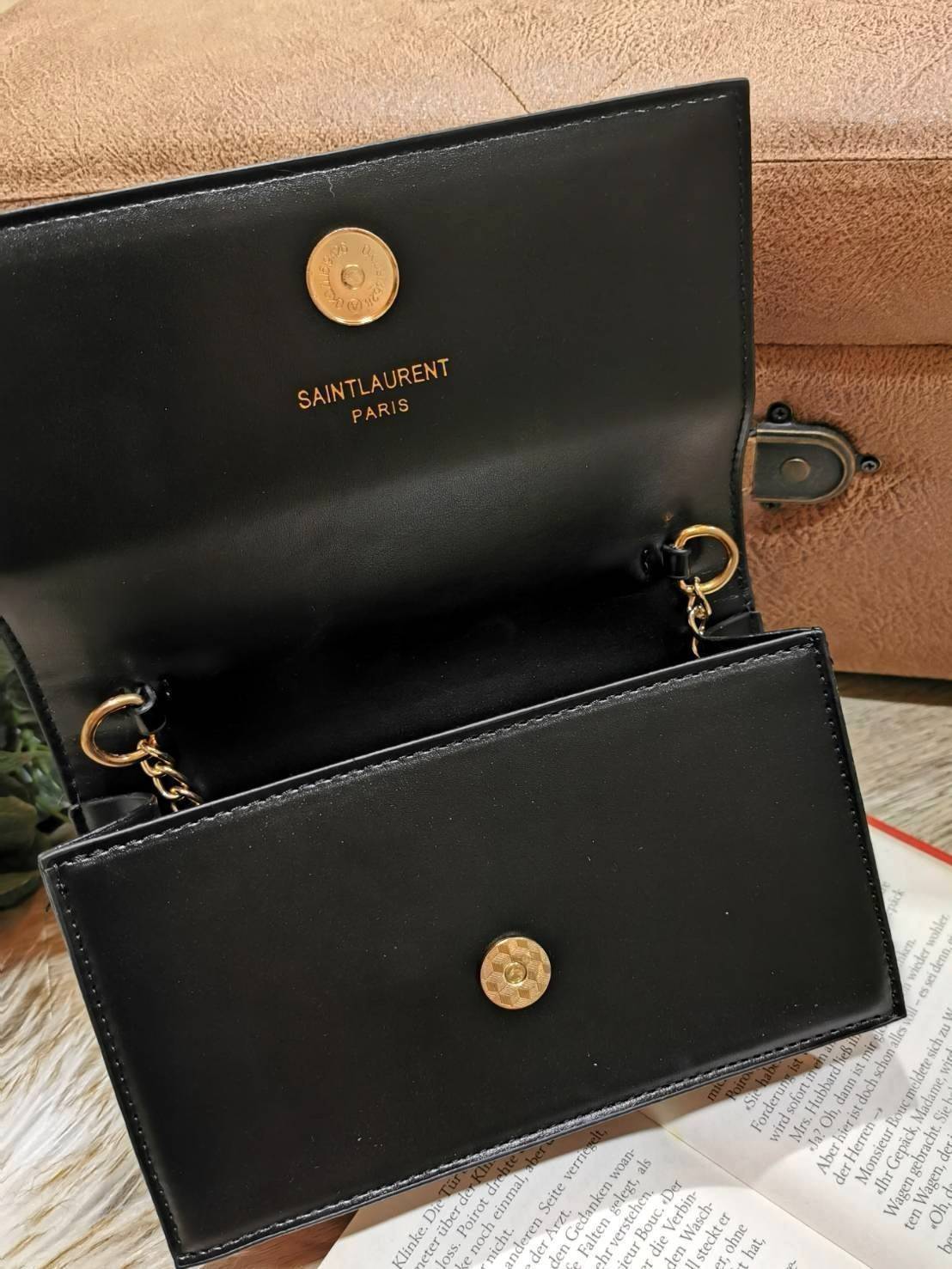 VIP YVES SAINT LAURENT YSL BAG / YSL Small Kate Bag กระเป๋าสะพายดีไซน์ทรงสี่เหลี่ยมหนังเรียบสวยอยู่ทรงเปิดปิดด้วยฝาปิดกระดุมด้านหน้าประดับโลโก้แบรนด์อะไหล่ทองพร้อมโซ่ห้อยฟรุ้งฟริ้ง ภายในโล่งสามารถใส่มือถือ กระเป๋าสตางค์ ของจุกจิกได้เยอะมีสายสะพายโซ่ต่อหนั