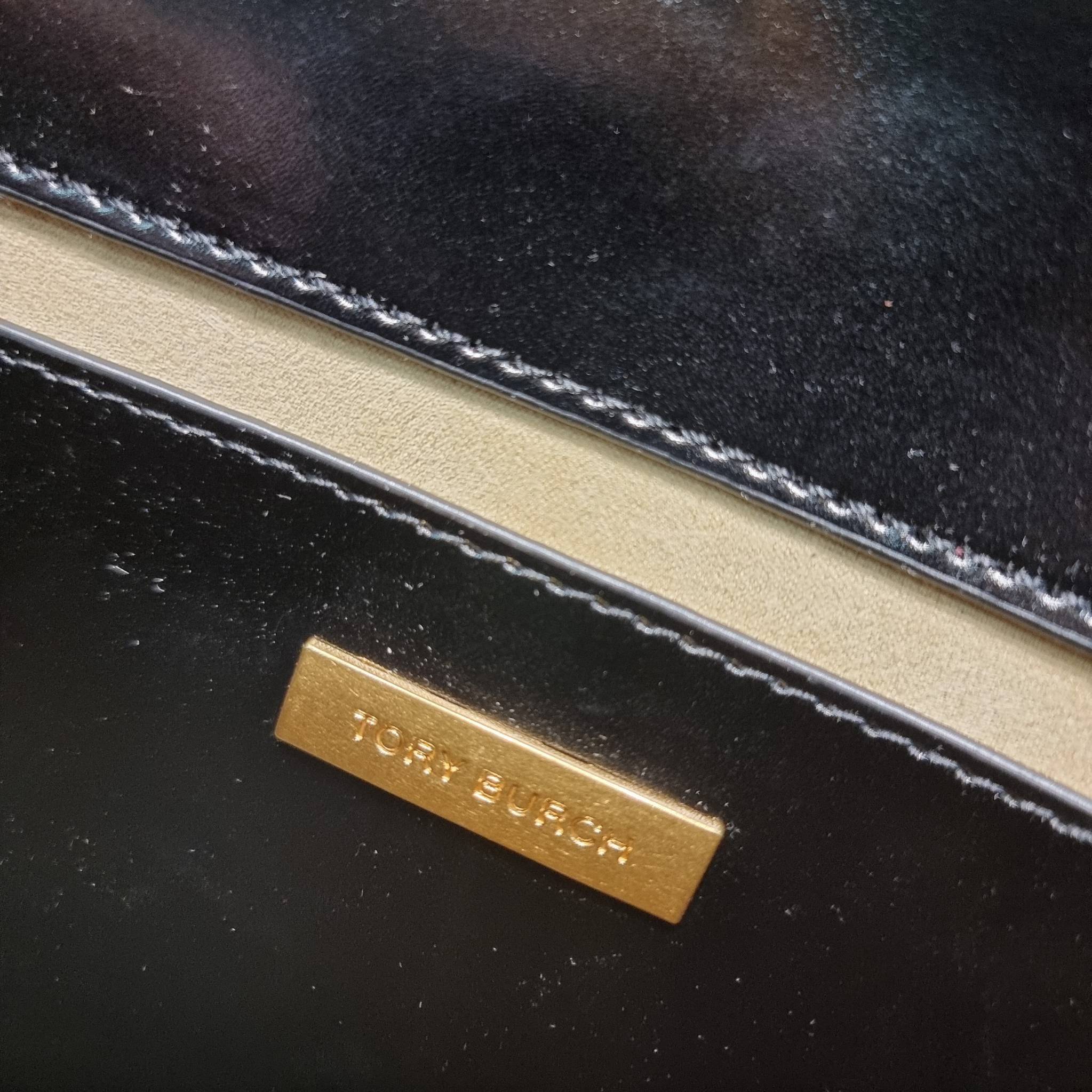 TORY BURCH ROBINSON SPAZZOLATO CONVERTIBLE SHOULDER BAG คอลเลคชั่นใหม่ สวยก่อนใคร ในราคาสุดคุ้ม! กับกระเป๋าสะพายไหล่ ดีไซน์สุดหรู หนังแก้วเงาสวยคม สีผู้ดี รูปทรงใช้งานได้ทุกลุค