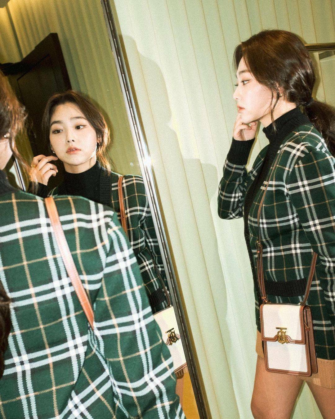 พรีเมี่ยมกิ๊ฟแท้ 100% 】BURBERRY FRAGRANCES CROSSBODY BAG VIP GIFT WITH PURCHASE (GWP) กระเป๋าสะพายพรีเมี่ยมกิ๊ฟ Limited Edition จากน้ำหอม BURBERRY วัสดุ Canvas Cotton & Leather ทรงเหลี่ยมแนวตั้งดีไซน์สวยหรูอยู่ทรงมีโลโก้แบรนด์ด้านหน้า