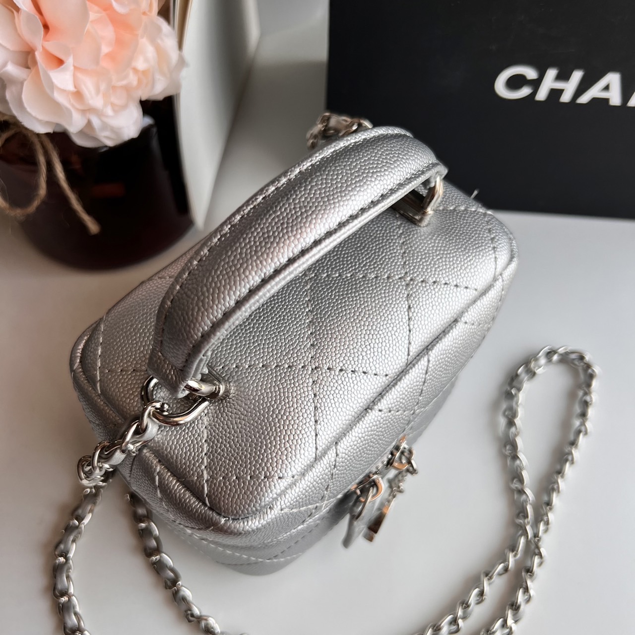 หนังแท้ Chanel Micro Bag / CHANEL Small Vanity Case Caviar Leather / Chanel vanity chain mini พร้อมส่งที่ไทย กระเป๋าสะพายข้างขนาดเล็กน่ารัก ดีไซน์คลาสสิคเรียบหรูเข้ากับทุกลุ๊คแบบไม่มีเอ้าท์ ไอเท็มนี้แนะนำสวยน่าใช้ ไม่ควรพลาดเลยค่าา