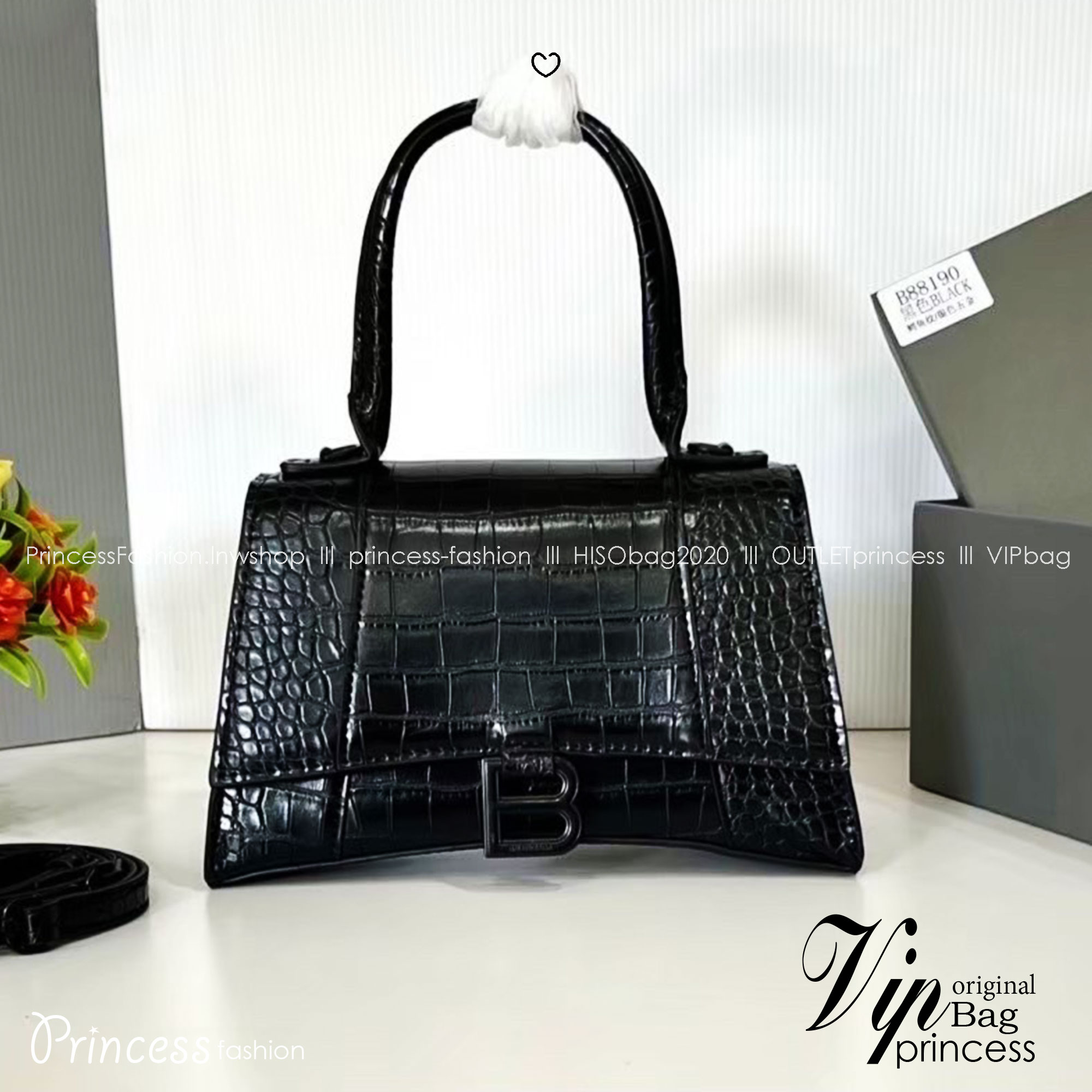 BALENCIAGA Hourglass top-handle tote bag กระเป๋าสะพายแบรนด์หรูซิกเนเจอร์ ที่มาพร้อมดีไซน์โดดเด่น มีความโฉบเฉี่ยว โค้งมนเหมือนพระจันทร์เสี้ยว เพิ่มความสวยสะดุดตาด้วยการตกแต่งอักษร B เมทัลลิก