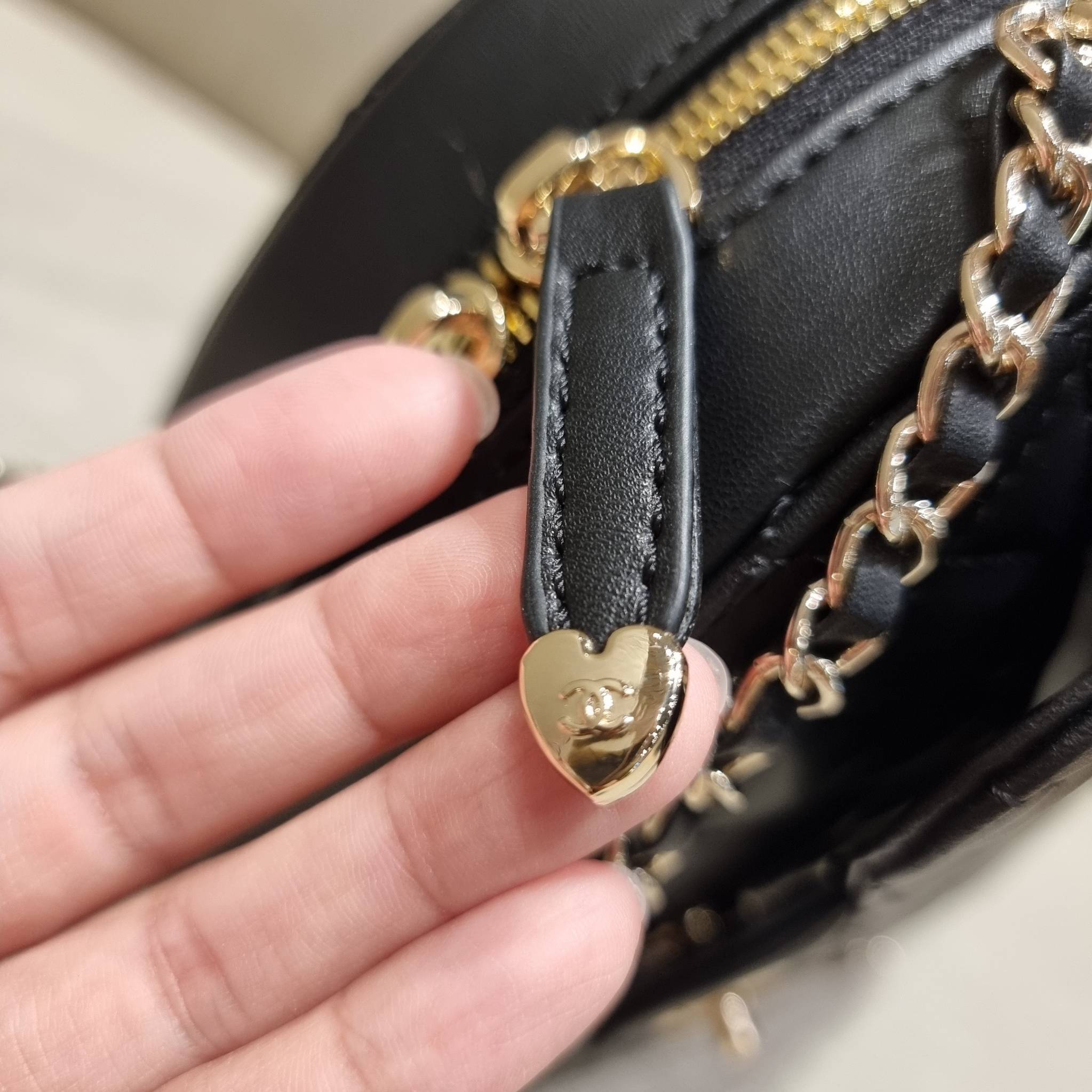 VIP 🥂 CHANEL Heart Bag Lambskin & Gold-Tone Meta ใหม่มาก สวยมาก มงมาก!! กระเป๋าสะพายสุดคิ้วท์ ที่ดีไซน์รูปทรงหัวใจไม่ซ้ำใคร น่ารักทุกสี น่าใช้ไปเลยแม่!! วัสดุหนังแกะฟอกสี เปิด-ปิดด้วยซิป ด้านหน้ามีช่องเก็บของจุกจิก ภายในเป็นช่องโล่ง ใส่มือถือ ใส่ก