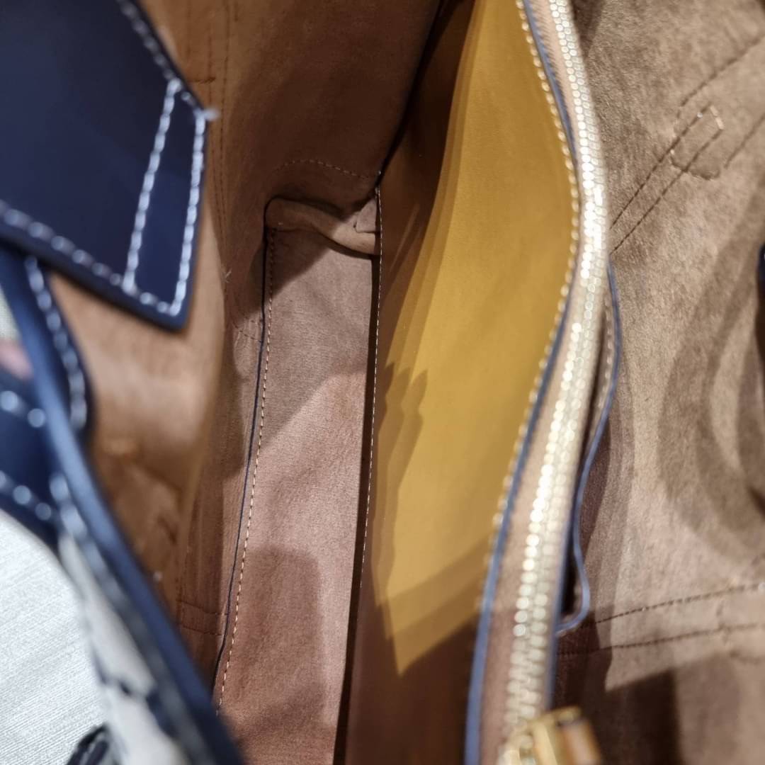 TORY BURCH PERRY MONOGRAM JACQUARD SMALL TRIPLE COMPARTMENT TOTE กระเป๋าโท้ท ไซส์เล็ก ลายโมโนแกรมสุดฮิต ปังไม่หยุดจริงๆ ขนาดกำลังสวย มาพร้อมหูจับในตัว และสายสะพายที่ปรับใช้ได้ไม่มีเบื่อ วัสดุผ้า jacquard ทักทอลาย ตัดขอบด้วยหนังแท้ ปากกระเป๋ามีกระดุมแม่เหล