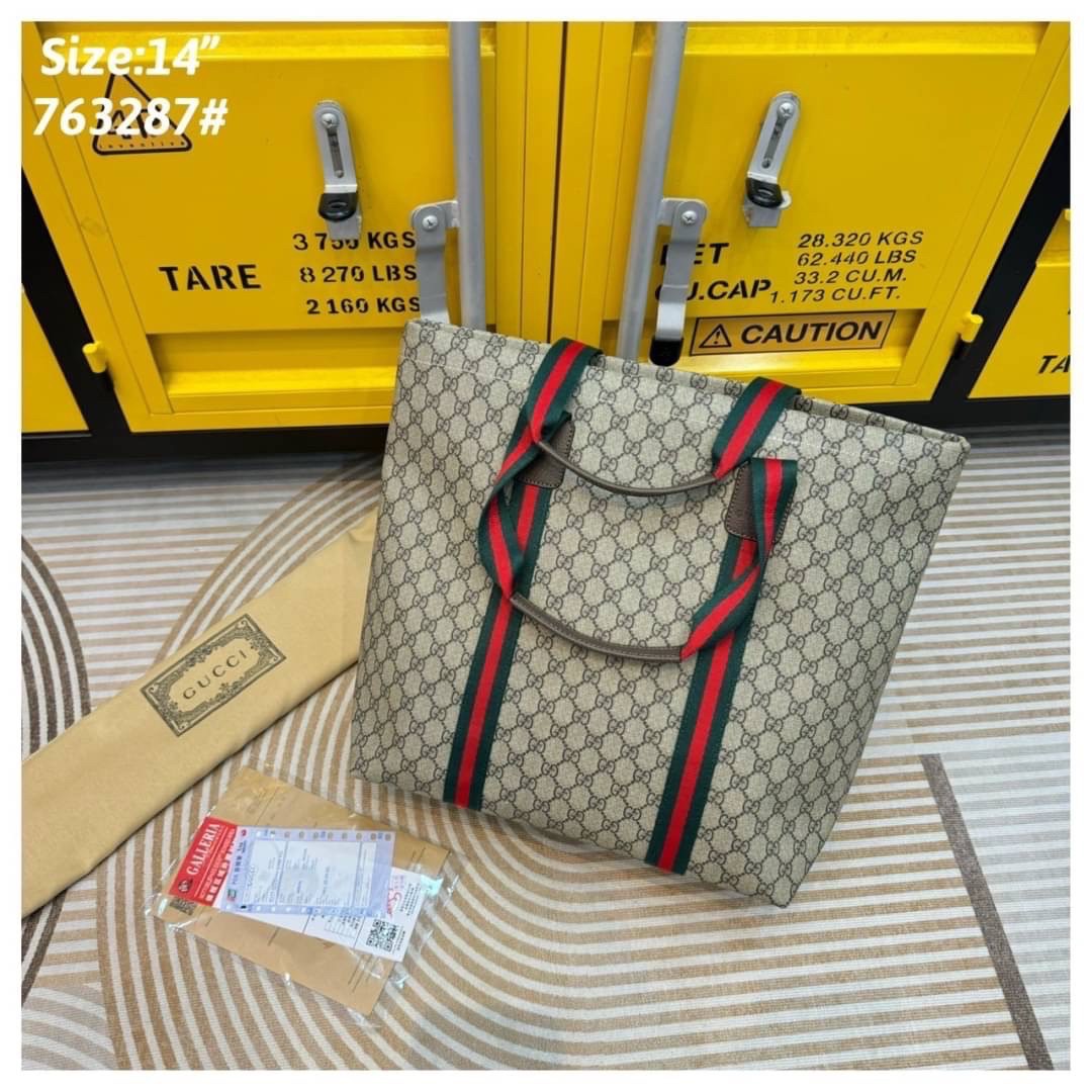 GUCCI GG Tender medium tote bag กระเป๋าทรงโท้ทสุดคลาสสิค เพิ่มกลิ่นอายความโมเดิร์นให้กับดีไซน์แถบสีเขียวแดง สวยเด่นเป็นเอกลักษณ์ใช้ได้บ่อยไม่มีเบื่อ