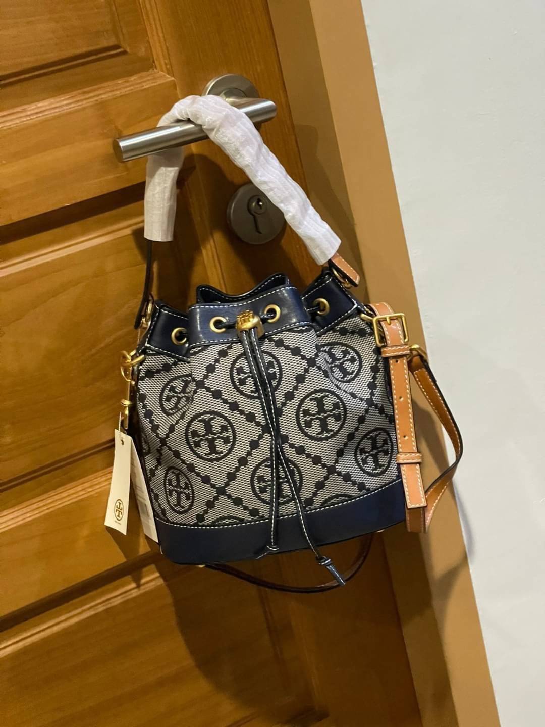 ของแท้ 💯% Tory Burch T Monogram jacquard bucket bag เปิดตัวกระเป๋า T MONOGRAM รุ่นใหม่ล่าสุดจาก TORY BURCH ครั้งแรกกับโมโนแกรม ที่ได้รับแรงบันดาลใจมาจากโลโก้สุดคลาสสิก