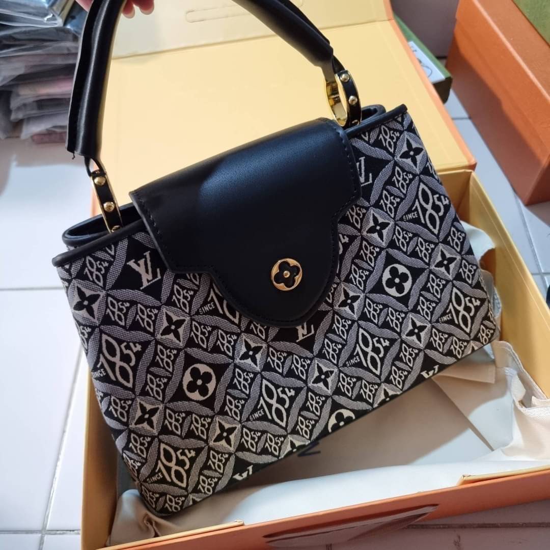 LV capucines top handle with vintager 1854 / LV SINCE 1854 CAPUCINES MM ที่สุดของความสวยในดีไซน์คลาสสิคย้อนยุค กระเป๋าถือสุดหรู มาพร้อมหูจับในตัว ด้วยรูปทรงวินเทจและวัสดุผ้าแคนวาสคละลายเต็มใบ สร้างดีเทลให้ไอเท็มนี้ได้ลุคผู้ดีไปอีก และยังมีลูกเล่นที่ฝาปิดก