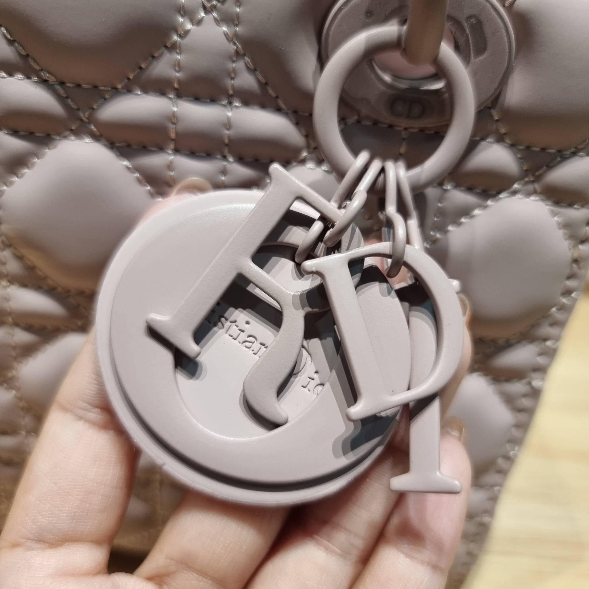 SMALL LADY DIOR MY ABCDIOR BAG Ultramatte Cannage Calfskin / CD LADY ULTRAMATTE BAG พร้อมส่ง กระเป๋าสะพายข้าง ดีไซน์เรียบง่าย แต่แฝงไปด้วยความหรูหรา ทรงกล่องคลาสสิค โดดเด่นด้วยพวงกุญแจอะไหล่สีเดียวกับตัวกระเป๋า ผิวแมทท์ ลายเส้นซ้อนทับสวยงาม