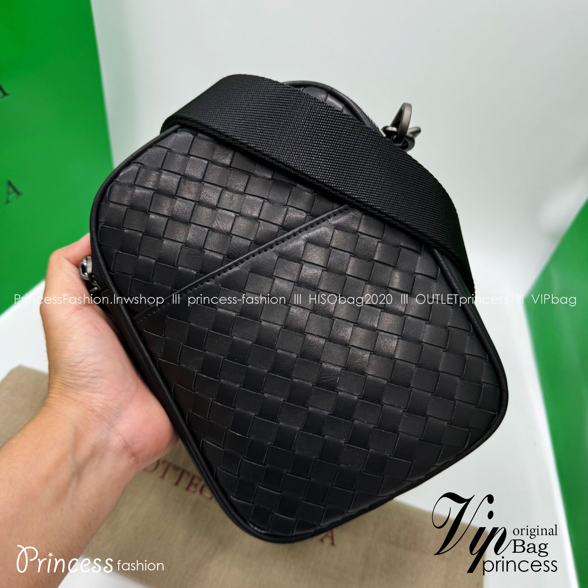 Small BOTTEGA Messenger Bag / BOTTEGA Crossbody Bag กระเป๋าสะพายเมสเซนเจอร์ ดีไซส์สานเป็นเอกลักษณ์ everyday look เอาใจหนุ่มๆ สวยเท่คลาสสิก