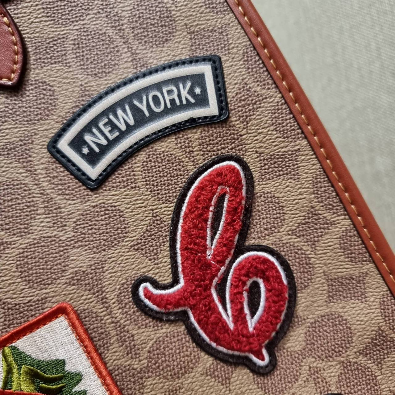 COACH C6846 FIELD TOTE IN SIGNATURE CANVAS WITH PATCHES คอลเลคชั่นใหม่สุดปัง!! สกีเรทโทร ดีไซน์วินเทจ ต้อนรับฮอลิเดย์นี้กันแบบที่สุด กระเป๋าทรงโท้ท ไซส์ใหญ่จุคุ้ม ฟังก์ชั่นการใช้งานสะดวกที่สุด มีทั้งสายคล้องแขนในตัว และสายครอสบอดี้ โดดเด่นด้วยแพทช์ลวดลายค