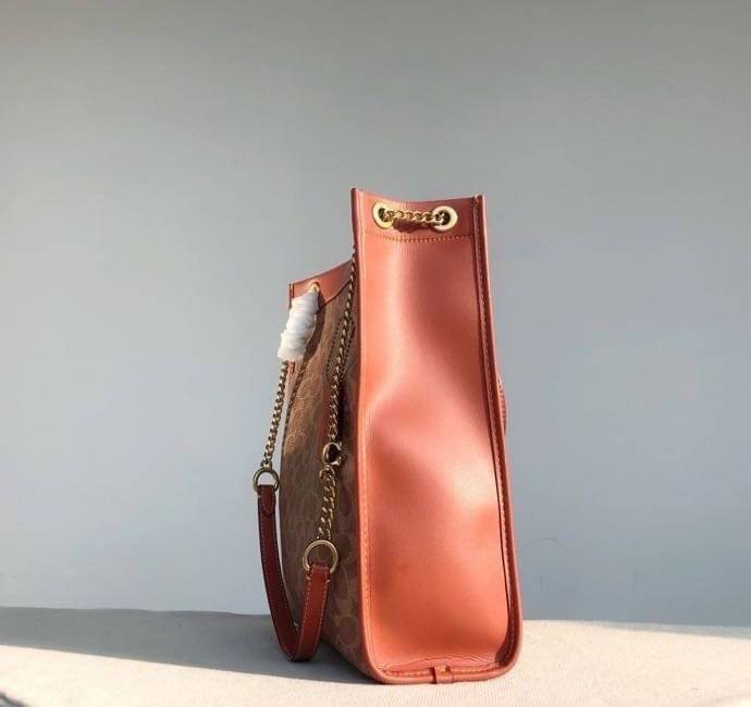 Coach women totes bag C6620 คอลเลคชั่นใหม่ล่าสุด กระเป๋าสะพายทรงโท้ท ดีไซน์คลาสสิคใช้งานได้บ่อยหลากหลายโอกาส ภายในกระเป๋าเป็นช่องโล่ง ใส่ของสำคัญได้ครบ สายสะพายหนังสลับโซ่ อัพความหรูไปอีก สะพายใบนี้บอกเลยว่าไม่ซ้ำใคร ถ่ายรูปสวย ไปเที่ยวคาเฟ่ชิคๆ รับรองได้