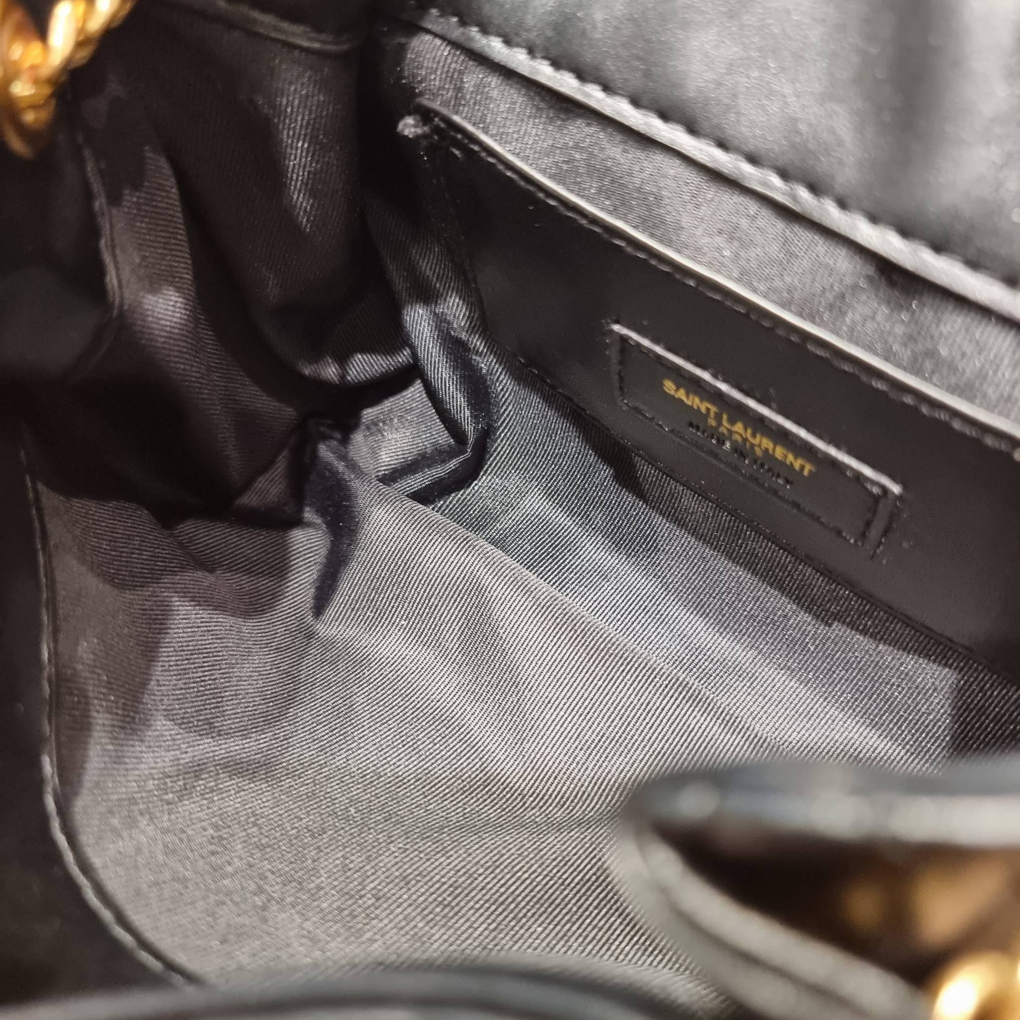 Yves Saint laurent mini nolita in lambskin / YSL mini nolita น้องสาวคนสวยที่ต้องตาเมื่อแรกเห็น กระเป๋าสะพายดีไซน์หรู ไซส์มินิ แบรนด์นี้ไม่เคยทำให้ผิดหวังจริงๆ ด้วยดีเทลความเรียบง่ายแต่มีความหรูอยู่ในตัว วัสดุหนังแกะ สัมผัสดีงามมากๆ เปิด-ปิดด้วยกระดุมแม่เห