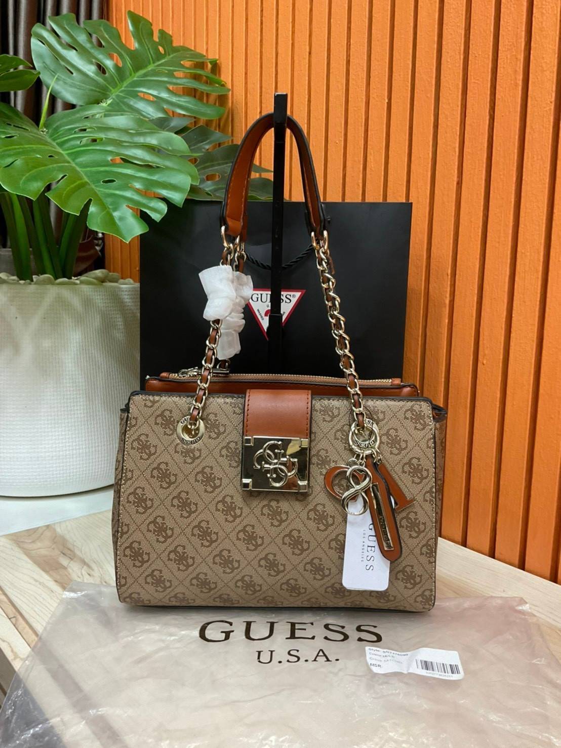 กระเป๋าสะพายไหล่ Guess Logo City Small Society Satchel กระเป๋าสะพายไหล่ ขนาดกำลังดี วัสดุ pu สวยอยู่ทรง มาพร้อมพวงกุญแจน่ารักๆ ถอดออกได้ ด้านหน้าประดับโลโก้แบรนด์ เปิดปิดด้วยซิป มี 2 ช่องหลักใช้งาน ภายในช่องซิปหน้าแยกเป็นสัดส่วนการใช้งาน ซิปช่อง 2 โล่งกว้