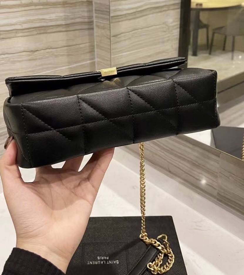 VIP 】SAINT LAURENT JAMIE BAG VIP GIFT WITH PURCHASE (GWP) พรีเมี่ยมกิ้ฟ Limited Edition จาก YSL DUTY FREE COUNTER วัสดุหนังแกะสังเคราะห์ อะไหล่สีทอง ดีไซน์ลายตารางหมากฮอต ประดับโลโก้แบรนด์ที่ด้านหน้า รูปทรงสวย มีหูจับถนัดมือสายสะพายโซ่เลื่อนปรับระดับได้..