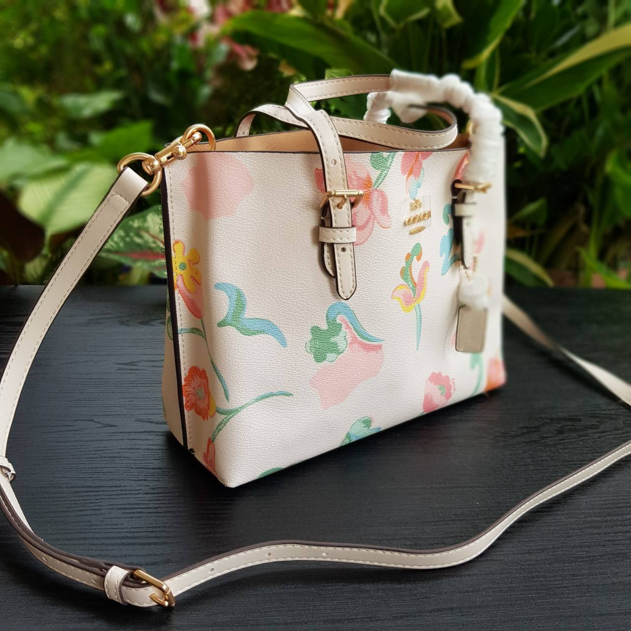 COACH C8217 MOLLIE TOTE 25 WITH DREAMY LAND FLORAL PRINT คอลใหม่ล่าสุด ยังไม่เข้า shop ไทย สวยๆแบบไม่ต้องรอพรีฯให้ยาวนาน กับกระเป๋าโท้ทไซส์เล็กที่สาวๆต่างก็ต้องปักใจรัก สวยสมใจ ดีไซน์ลวดลายดอกไม้ คละเคล้าเต็มใบ ละมุน สดใส น่าใช้สุดๆ วัสดุหนังแคนวาส ภายในโ