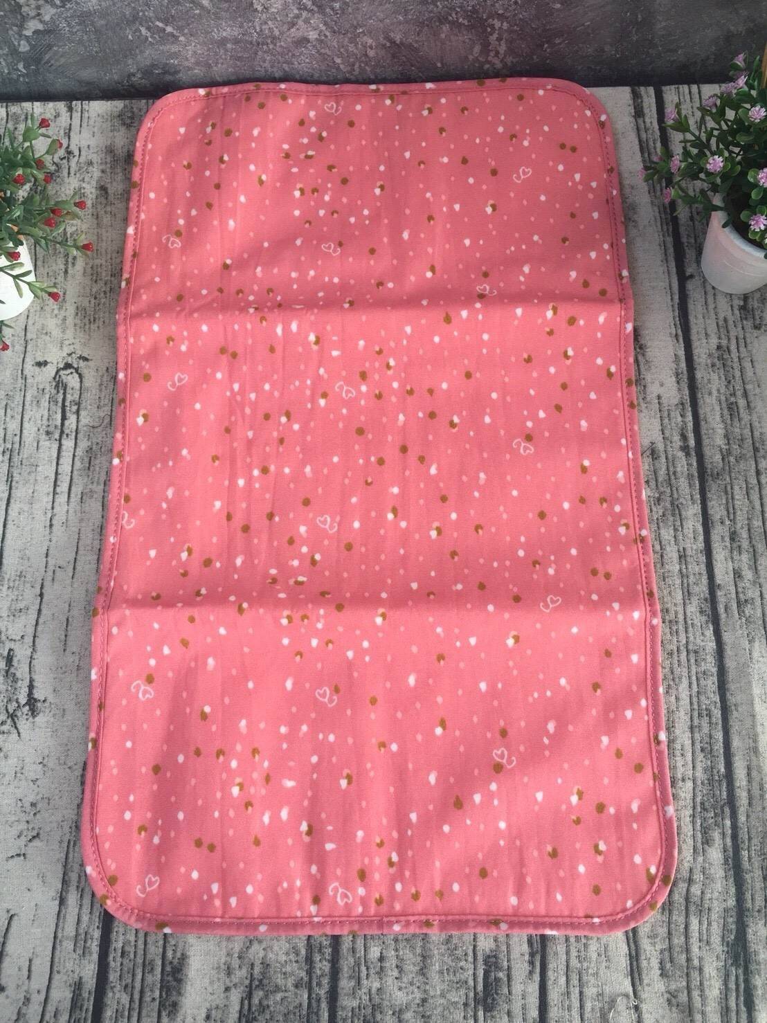 KIPLING Bizzy Boo เป็นกระเป๋าผ้าอ้อมกระเป๋าเป้สะพายหลังที่มีสไตล์ กระเป๋าเป้สะพายหลังขนาดเล็กที่มีน้ำหนักเบาและใช้งานง่ายและทำความสะอาดได้ง่ายออกแบบมาเป็นพิเศษสำหรับทารกของคุณ Bizzy Boo มาพร้อมกับกระเป๋าด้านข้างสำหรับทารกเล็ก ๆ ที่เข้ากันได้กับแผ่นรองพื้น