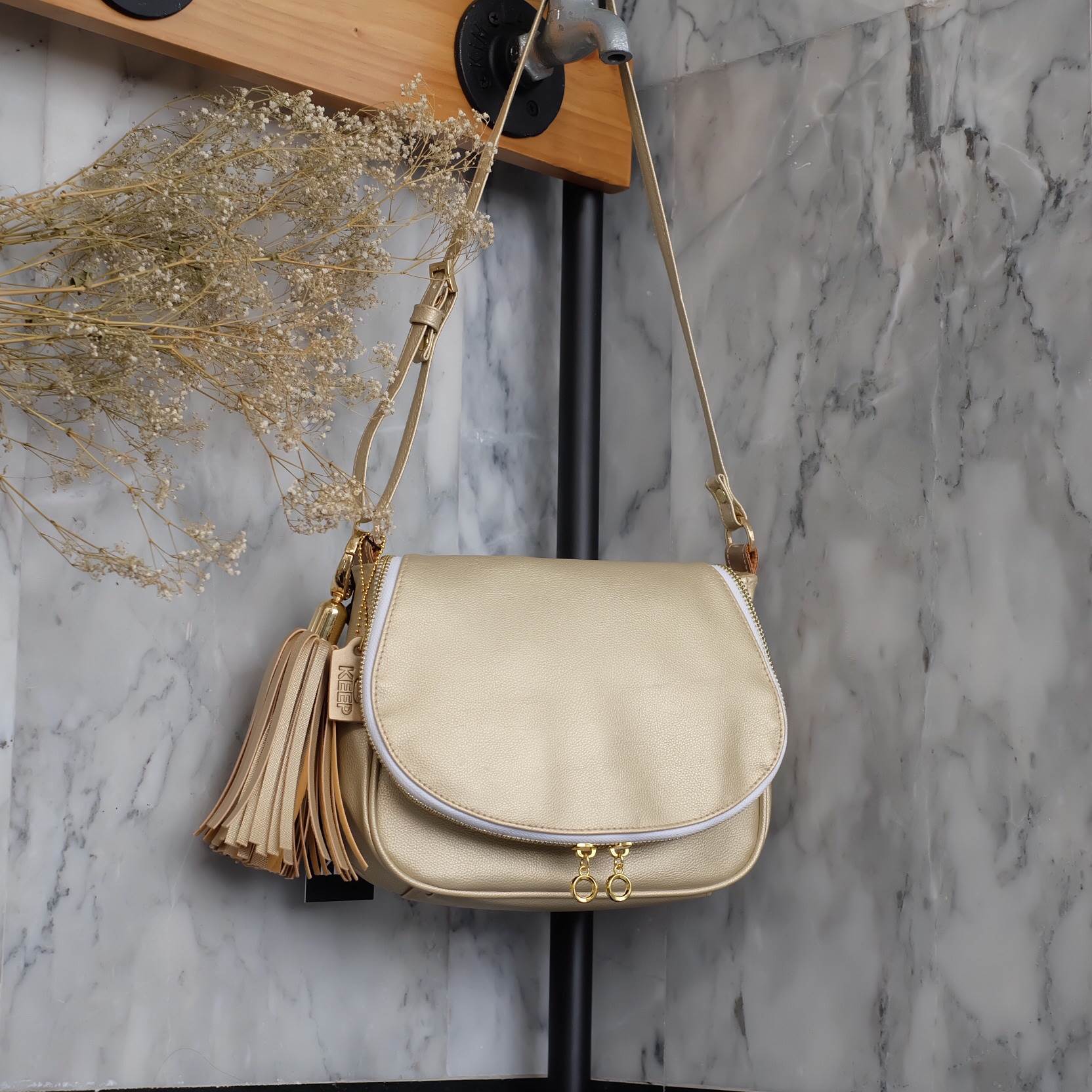 New Arrival! แบบมาใหม่ สวยๆ รับปีไก่ทองกันค่า วันนี้ทางร้าน ได้ รุ่น Limited edition จาก แบรนด์ KEEP -shoulder bag with key chain สี Light Gold มาคะ ใบนี้ แม่ค้า เฟริมว่า สวยเกินคำบรรยาย ค๊า