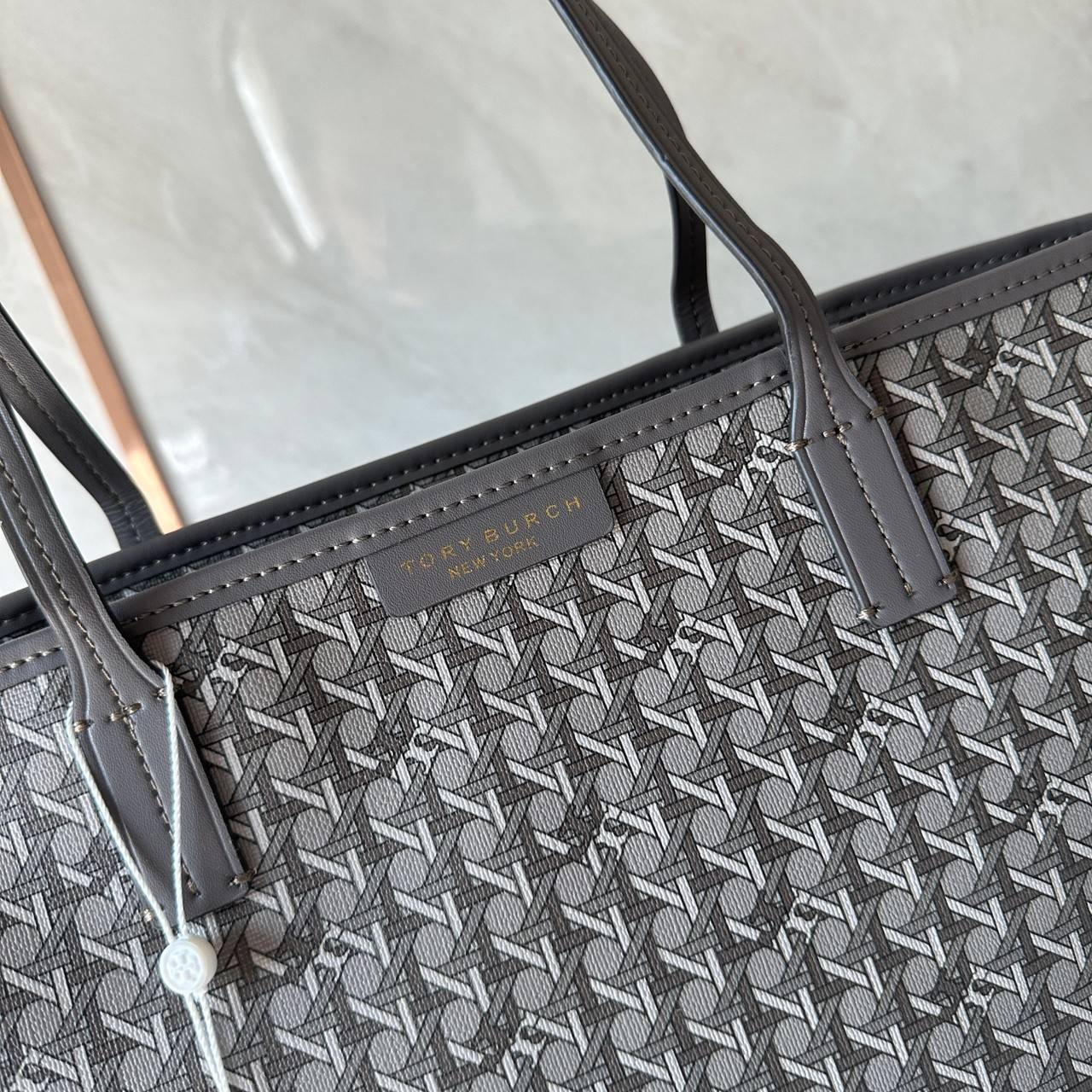 Tory Burch Ever Ready Zip Tote Small Coated Canvas / Tory Burch Geo Logo Tote กระเป๋าโท้ท พิมพ์ลายด้วยลวดลายสานตะกร้าอันเป็นเอกลักษณ์ของแบรนด์ ซึ่งได้แรงบันดาลใจจากความหลงใหลในงานจักสานของผู้ก่อตั้ง