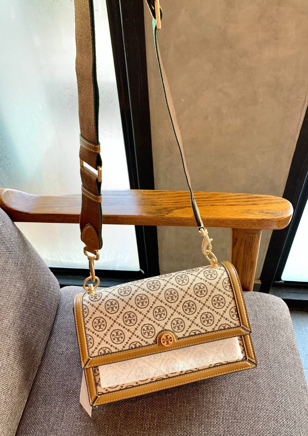 คุณภาพจัดเต็มกันเลยค่าา😘Tory Burch T Monogram Jacquard Shoulder Bag ห้ามพลาด! กระเป๋าสะพายแบบครอสบอดี้ร์ วัสดุJacquard+หนังแท้ชั้นดี ได้ลงตัวสวยงาม รูปแบบร่วมสมัยตามแบบฉบับแบรด์ได้ดีทีเดียวค่ะ! เปิดปิดกระเป๋าแบบอะไหล่แบรนด์ล็อคแม่เหล็ก