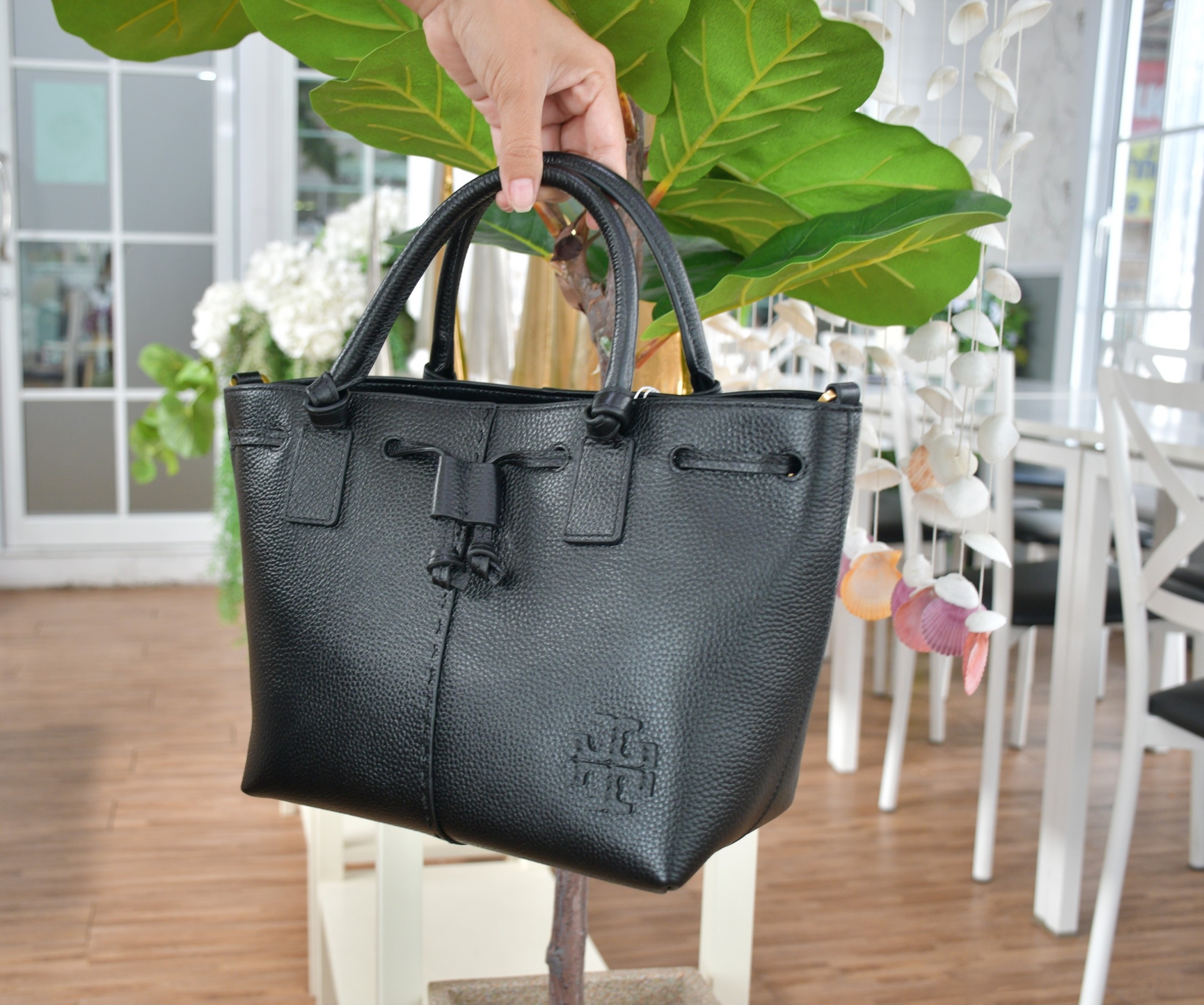 OUTLET 】TORY MCGRAW SMALL DRAWSTRING กระเป๋าถือหรือสะพายข้าง วัสดุหนังวัวแท้ อะไหล่ทอง เปิด-ปิดด้วยสายหนังรูด จะถือหรือสะพายข้างได้Crossbodyได้ น้ำหนักเบาจุของได้เยอะ ด้านหน้าประดับโลโก้แบรนด์ ด้านในมีช่องเล็กสำหรับใส่บัตรใส่ตังค์ได้ มีสายยาว ปรับสายได้ ถ