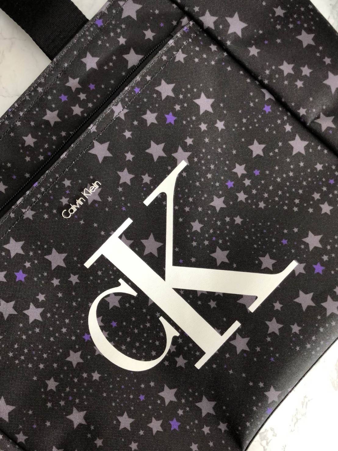 New Calvin Klein Medium Tote Bag พร้อมส่งสินค้ารุ่นหายากค่ะ กระเป๋าถือทรง tote วัสดุผ้าอย่างดี ด้านหน้าสกรีนโลโก้แบรนด์คมชัด มีช่องซิปยาว ช่องกว้างใส่ของจุ เปิดปิดกระเป๋าแบบซิป หัวซิปปั้มแบรนด์ ภายในกระเป๋าโล่งกว้างมากค่ะ มีช่องซิปให้อีกช่อง หูหิ้วกระเป๋า