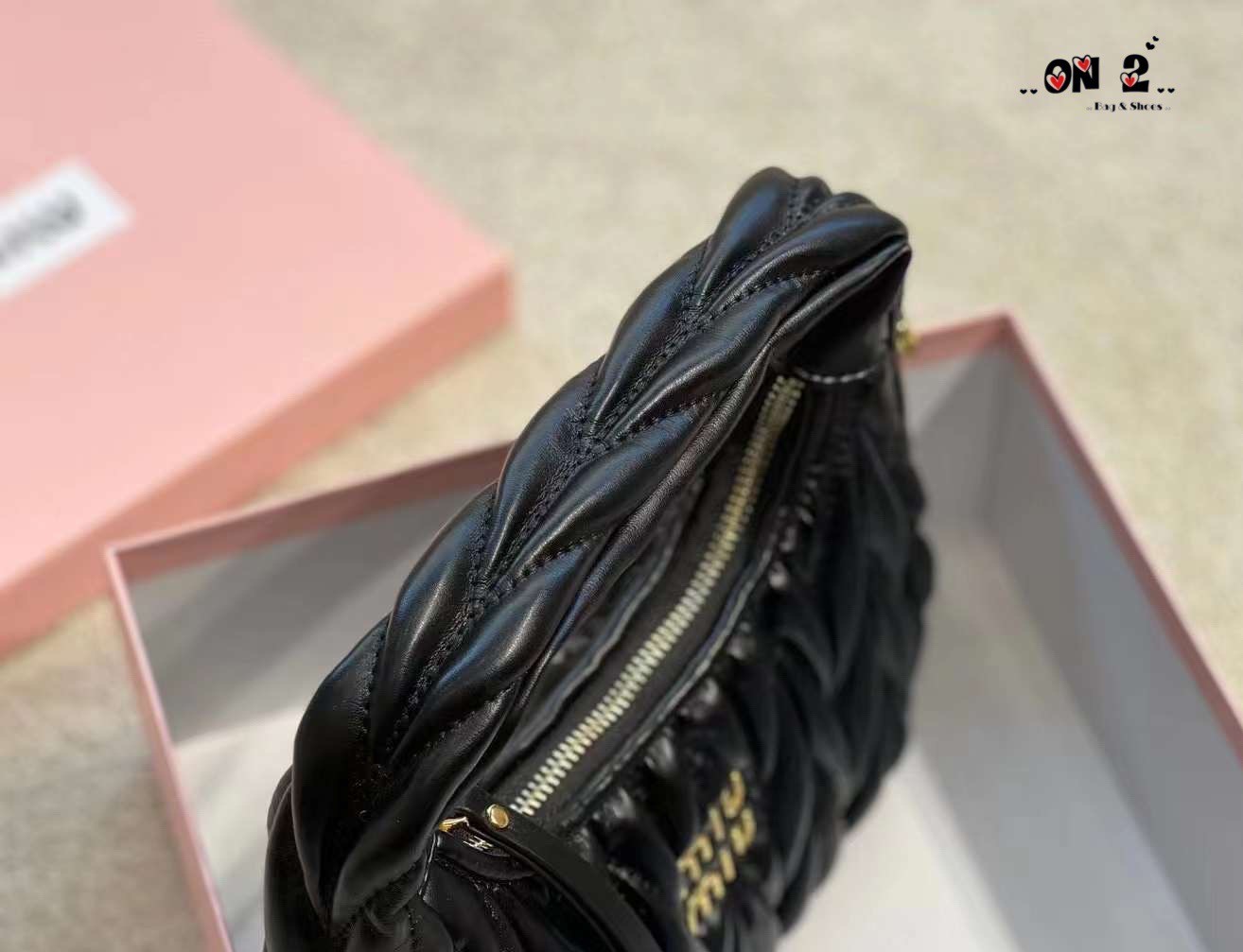 MIU MIU Wander matelassé mini hobo bag สะพายข้างมิวมิว ทรงยอดฮิต วัสดุตัวกระเป๋าทำจากหนัง bonded leather เอามาเย็บทำลายmiu miu งานจริงหนังนุ่มมากๆ นะคะ อะไหล่สีทอง สายสั้นสะพายไหล่ได้ มาพร้อมสายยาว ปรับระดับได้