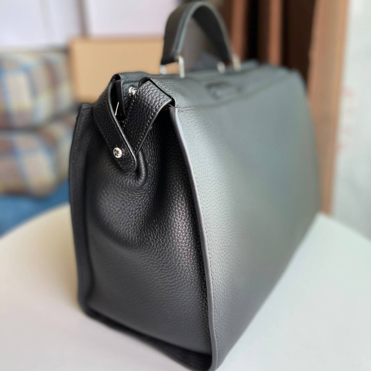 FENDI PEEKABOO MEN BAG size 38CM เป็นรุ่นหนึ่งที่สวยมาก งานดีที่สุดทั้งจากหนังแท้ 100% รายละเอียดครบมีความแข็งแรงหนังหนา ทนทานต่อการใช้งานทุกของได้เยอะ ใส่ Macได้ มาพร้อมสายสะพายยาว สามารถสะพายหรือถือก็ได้
