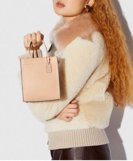 COACH MINI CASHIN TOTE ((C4828)) 💥พร้อมส่งที่ไทยรุ่นใหม่ล่าสุดค่ะ! กระเป๋าขนาดมินิ หนังแท้ หนังนิ่มสวย น่าใช้มากๆค่ะ ปากกระเป๋าแบบแม่เหล็ก ภายในสามารถใส่กระเป๋าเงินใบกลางได้;มือถือแบบตั้งได้ทุกรุ่น;ของจำเป็นจุกจิกสาวๆได้หลายอย่างนะคะ;พร้อมช่องเสีย