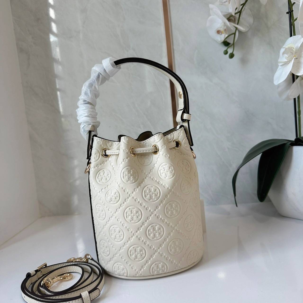 TORY BURCH mini T Monogram leather bucket bag กระเป๋าบัคเกต ไซต์ mini คอลเลกชันหนัง T Monogram ลายซิกเนเจอร์หนังปั้มลายนูน