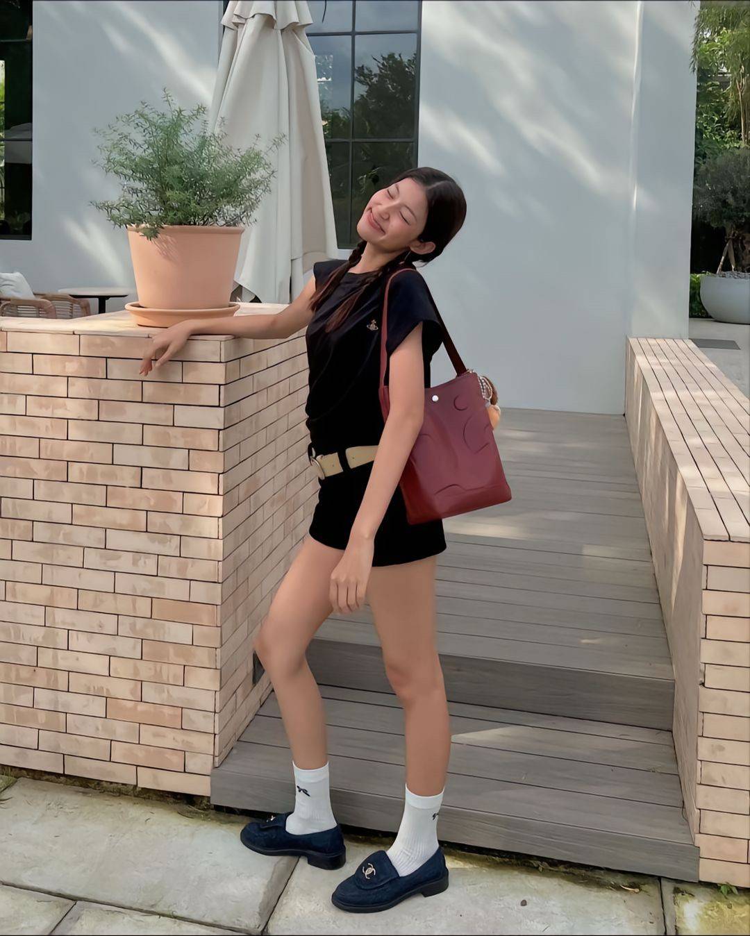 Rally The Bag Whisper กระเป๋าทรงบัคเก็ตงานหนังรุ่นใหม่ ฮอทติดลมบน มาแรงสะพายกันทั่วบ้านทั่วเมือง สายแบกสายขนห้ามพลาดจุของได้เยอะ รุ่นหนังผิวสัมผัสนิ่มมือ ทนทานและจุสิ่งของได้ครบครัน โดดเด่นด้วยโลโก้ตัวนูน