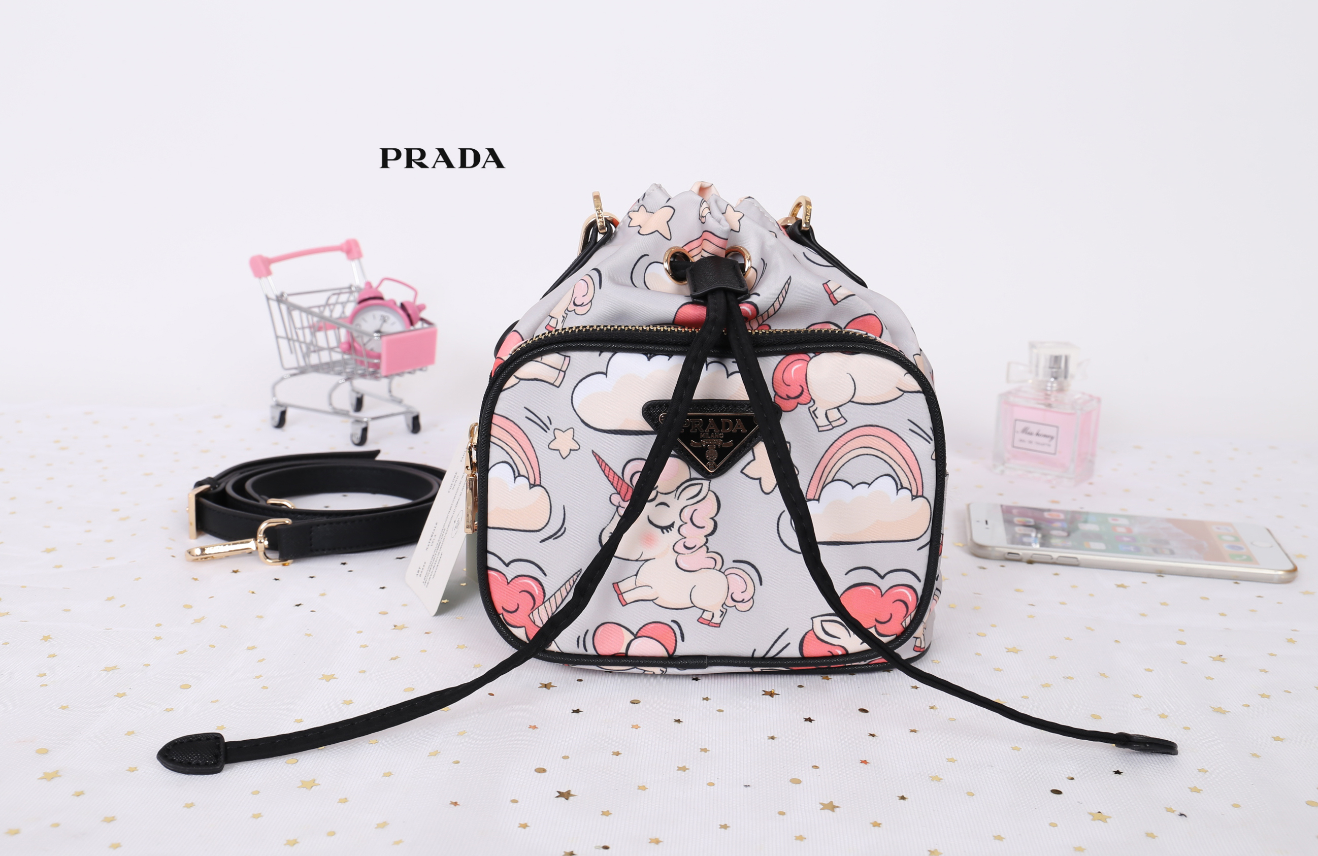 Prada bucket bag Premium gift New in! กระเป๋าถือหรือสามารถสะพายข้าง ทรงขนมจีบ สุดน่ารักดีไซน์ใหม่ super cute! วัสดุ nylon เนื้อหนา อะไหล่ทองด้านหน้ามีโลโก้แบรนด์ พร้อมช่องซิป กระเป๋า เปิดปิดแบบ drawstring ภายในกระเป๋าโล่ง ใส่ของได้จุ พร้อมสายยาวลาย saffia