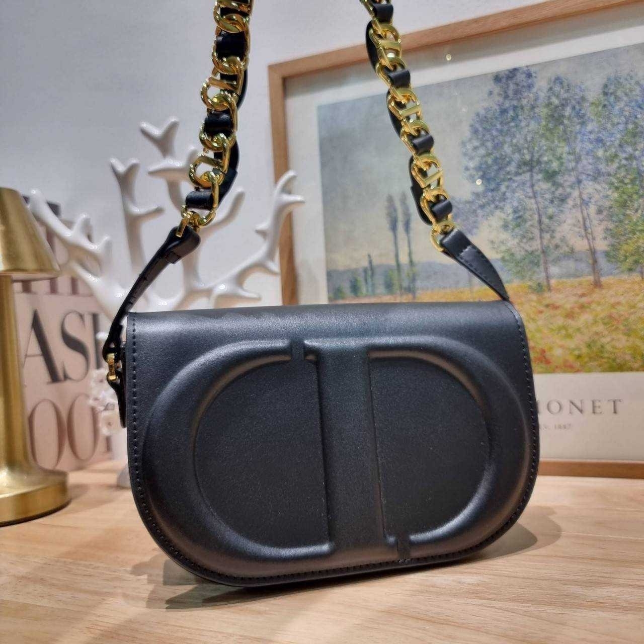 CD SIGNATURE BAG WITH STRAP กระเป๋าสะพายซิกเนเจอร์ ไอเท็มมาแรง ที่สวยแซ่บไม่มีไม่ได้เลย เกรดออริ 1:1 ใช้งานต่างประเทศได้