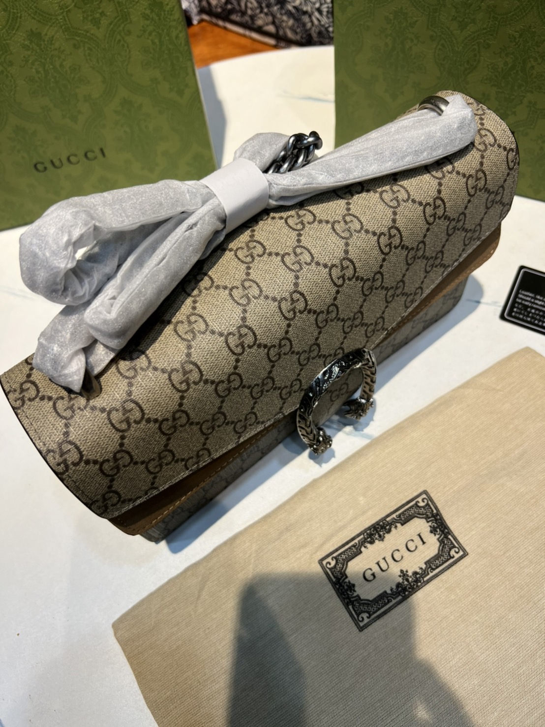 28CM หนังแท้ GUCCI Dionysus shoulder bag ฮอตไอเท็ม รุ่นนี้ขายดีขายหมด สวยหรู คุณหนู ผู้ดีมาก!! นานๆ มาจะมาน้าา รุ่นหายากค่ะ กระเป๋าสะพายข้าง ดีไซน์อยู่ทรง ขนาดกำลังสะดวกใช้สำหรับสาว วัสดุหนังแท้เต็มใบ ภายในแบ่งสัดส่วนได้เป็นอย่างดี งานจริงดีงาม สาวๆได้ไปร