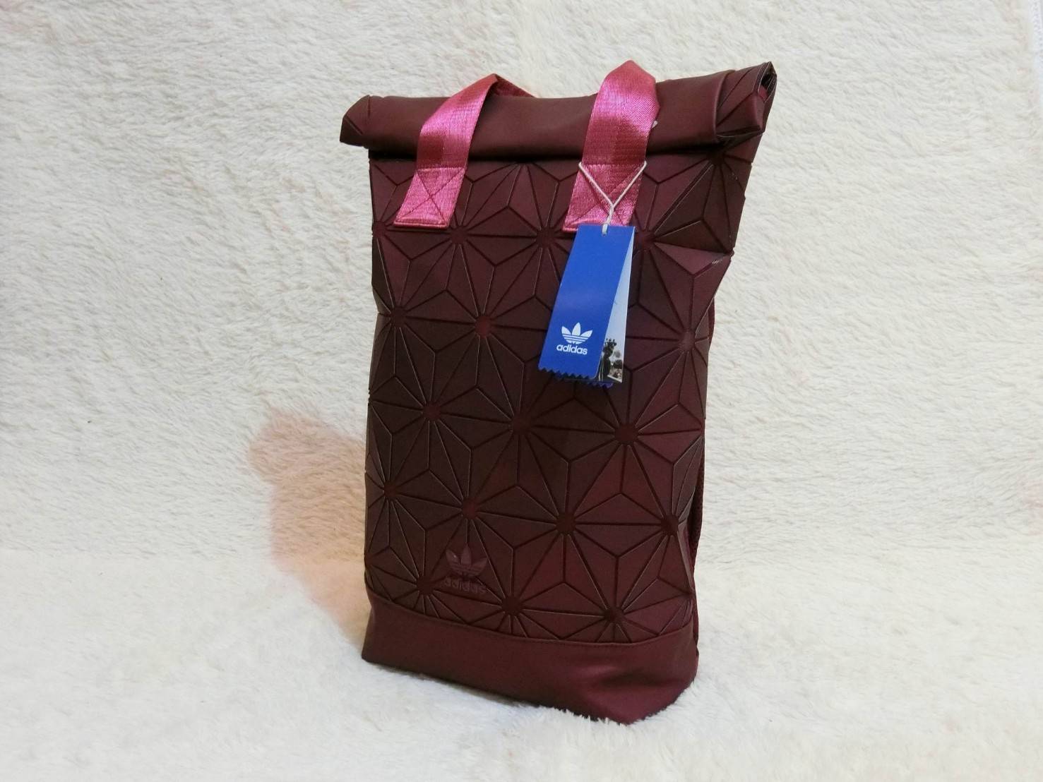 Adisas Originals BP Roll Top 3D Mesh 2017 Backpack Bag DH0100 กระเป๋าเป้สะพายหลัง ดีไซน์แบบ 3 มิติ วัสดุ polyurethane สีดำด้าน โดยใช้ลูกเล่นของเหลี่ยม และมุมเชื่อมเข้าหากัน การออกแบบกระเป๋าเป็นเหมือนถุงทรงสูง ส่วนปากกระเป๋า เปิดปิดแบบตีนตุ๊กแก ม้วนพับ และ