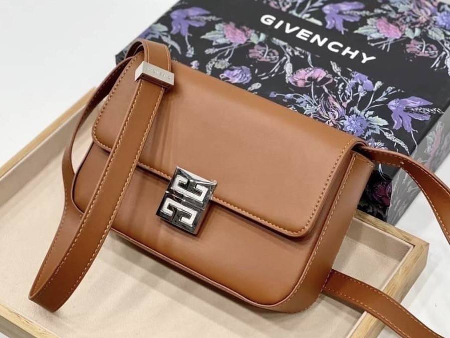 Givenchy Introducing 4G Medium Shoulder Bag วัสดุหนังแท้ อะไหล่สีเงิน ดีไซน์สวยงามทันสมัยรูปทรงสี่เหลี่ยมแบบคลาสสิก มาพร้อมสายหนังตีแบรนด์ Givenchy อันเป็นเอกลักษณ์เฉพาะของแบรนด์