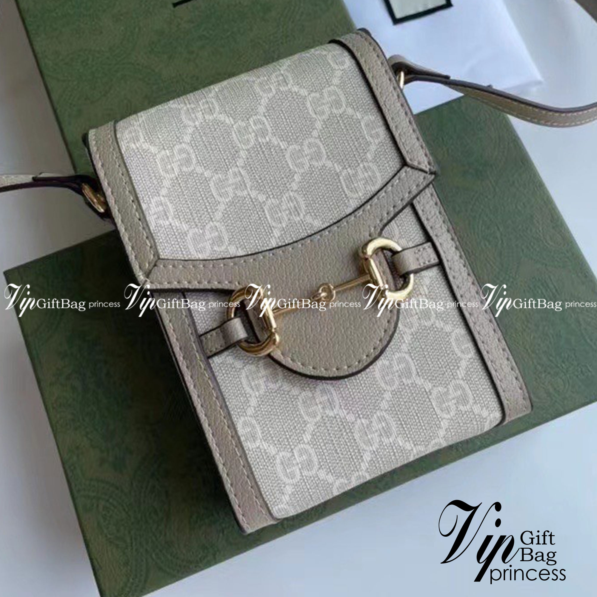 Gucci Horsebit 1955 mini bag / Gucci Phone Bag เกรดใช้งานสลับใบจริงได้ ออริจินอล รุ่นยอดฮิต ไซส์มินิ ที่ใครๆก็ต้องรู้จัก!! กับกระเป๋าขนาดมินิ ได้รับแรงบันดาลใจมาจากดีไซน์ดั้งเดิม ซึ่งแอคเซสเซอรี่นี้โดดเด่นด้วยรายละเอียดดั้งเดิมที่ทันสมัยโดยเน้นที่ฮอร์สบิต