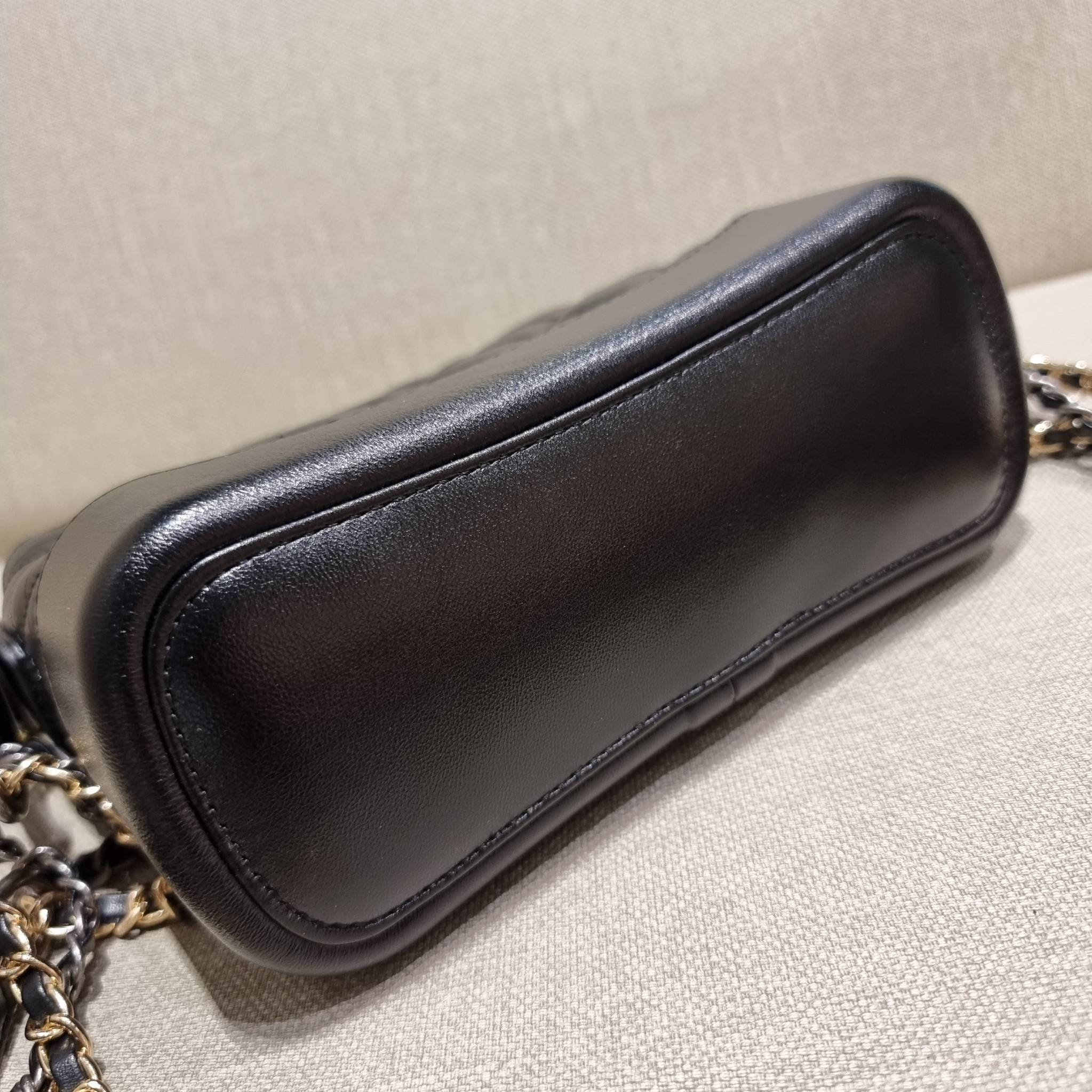 9" CHANEL SHOULDER BAG / CHANEL GABRIELLE HOBO BAG ไซส์คลาสสิค กระเป๋าสะพายข้าง/ไหล่ หนังแท้ นิ่ม หรู มาพร้อมพวงกุญแจสัญลักษณ์แบรนด์ อะไหล่พร้อมโซ่สะพายสีทองสลับสีเงินรมดำ สามารถสะพาย crossbody หรือสะพายไหล่ได้หมด สะพายแล้วขับผิวมากๆ เปิด-ปิดกระเป๋าด