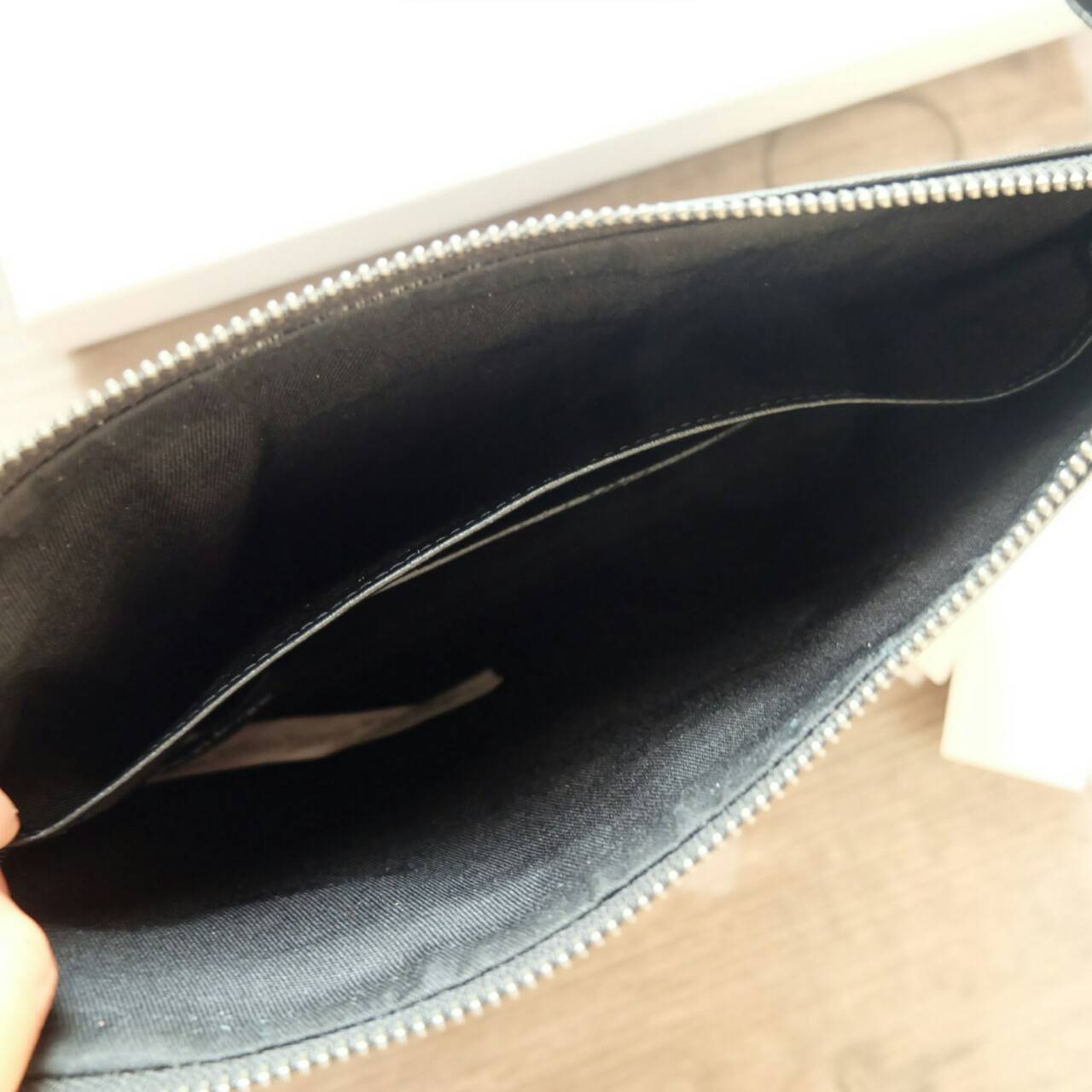 Cluth Bag Calvin Klein Cluth Bag กระเป๋าถือ ทรงคลัทช์ จากแบรนด์ Calvin Klein ด้านหน้า ปั๊มโลโก้แบรนด์ เปิด - ปิดกระเป๋าด้วยซิป ด้านในแบ่งเก็บของ ได้ 2 ช่องใหญ่ และมีช่องใส่บัตร 1 ช่อง สามารถใส่ iPad Mini ได้ค่ะ