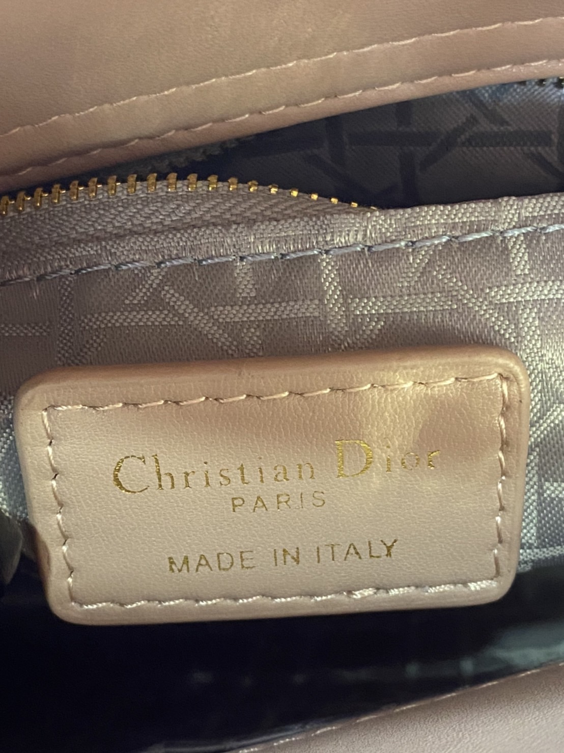 หนังแท้ DIOR LADY BAG 20cm ความสง่างามอีกหนึ่งรุ่นของ Dior รูปทรงสีเหลียม ขนาดกระทัดรัด ตั้งอยู่ทรง ฐานกระเป๋าแข็งแรง มีหมุดรองฐาน ดีไซน์ที่มีเอกลักษณ์เฉพาะตัว ด้านหน้าตกแต่งด้วยตัวอักษร D.I.R ห้อยเป็นพวงกุญแจ จะถือด้วยมือหรือสะพายไหล่ก็ดูดีมากๆ ค่ะ