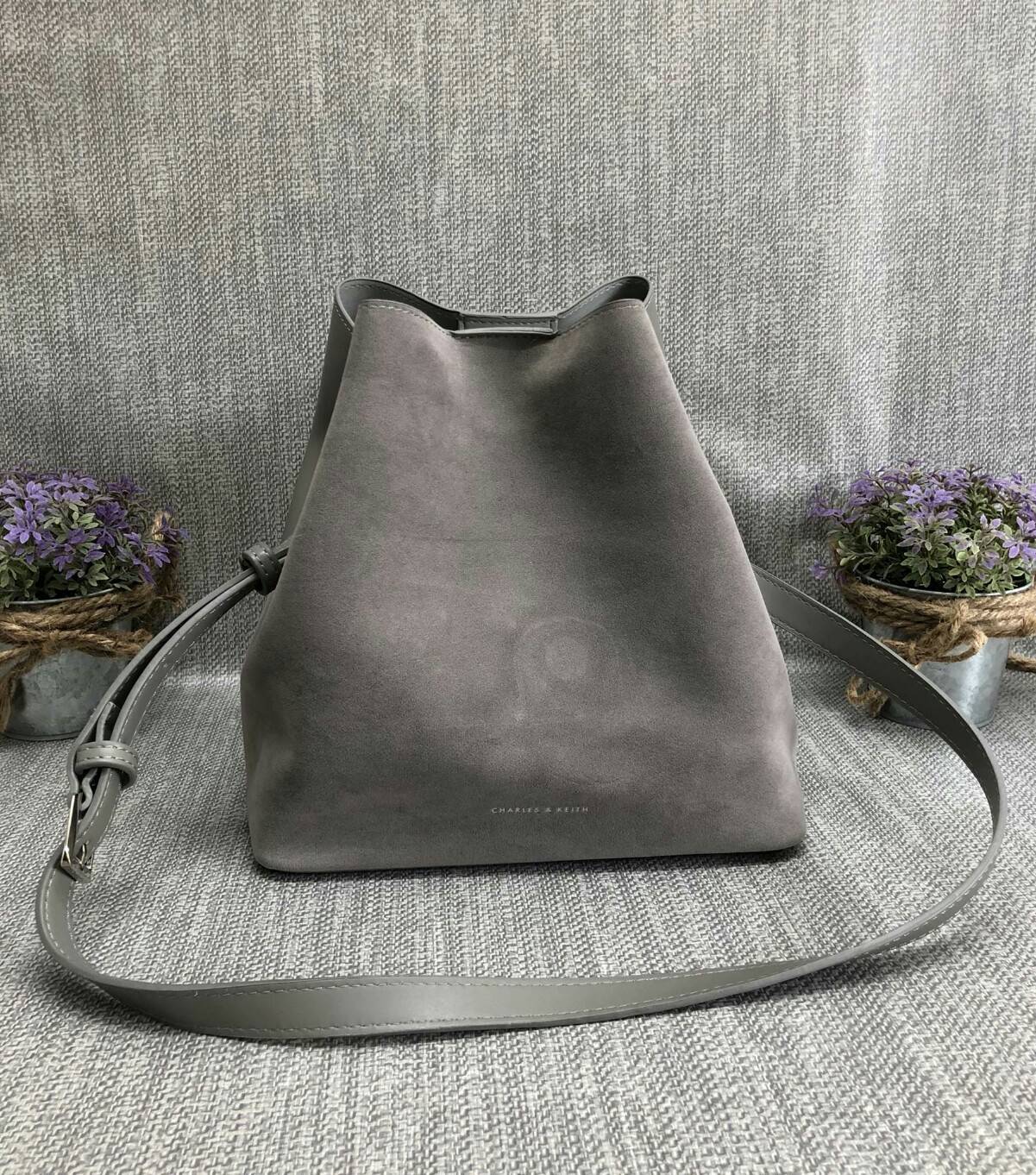 CHARLES & KEITH SLOUCHY SLING BAG 2018 กระเป๋าสะพายข้าง ปรับเปลี่ยนรูปทรงใช้งานได้ไม่จำเจ ปากกระเป๋าเป็นแม่เหล็ก มีสายเกี่ยวเพื่อปรับรูปกระเป๋า ให้เป็นทรงขนมจีบได้ค่ะ ภายในกระเป๋าโล่งกว้าง ใส่ของจุ รุ่นนีพิเศษ มีกระเป๋าใบเล็กแบบซิปห้อยมาให้อีก 1 ใบค่ะ ถอด