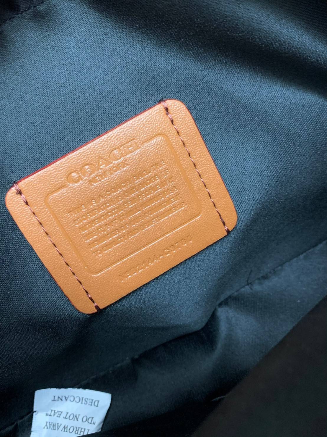 COACH CHARTER CROSS BODY IN SIANATURE JACQUARD((C3780)) 💋พร้อมส่ง สินค้าออกใหม่ ไม่มียังไงไหว!! ✔️กระเป๋าสะพายครอสบอดี้ร์ หรือสามารถสอดมือตรงหนังด้านหน้าถือแบบเก๋ๆได้ด้วยค่าา วัสดุJacquardทอบายแบรนด์อย่างดี ผสมหนังแท้ ได้ลงตัวสวยงาม น่าใช้