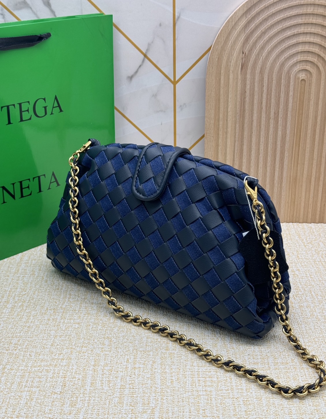 BOTTEGA Denim Teen Lauren 1980 with chain / BOTTEGA Clutch Bag กระเป๋าทรงคลัช พร้อมสายสะพายโซ่ วัสดุเดนิมคอตตอน สวยงามเป็นเอกลักษณ์ เกรดออริ 1:1 ใช้งานต่างประเทศได้